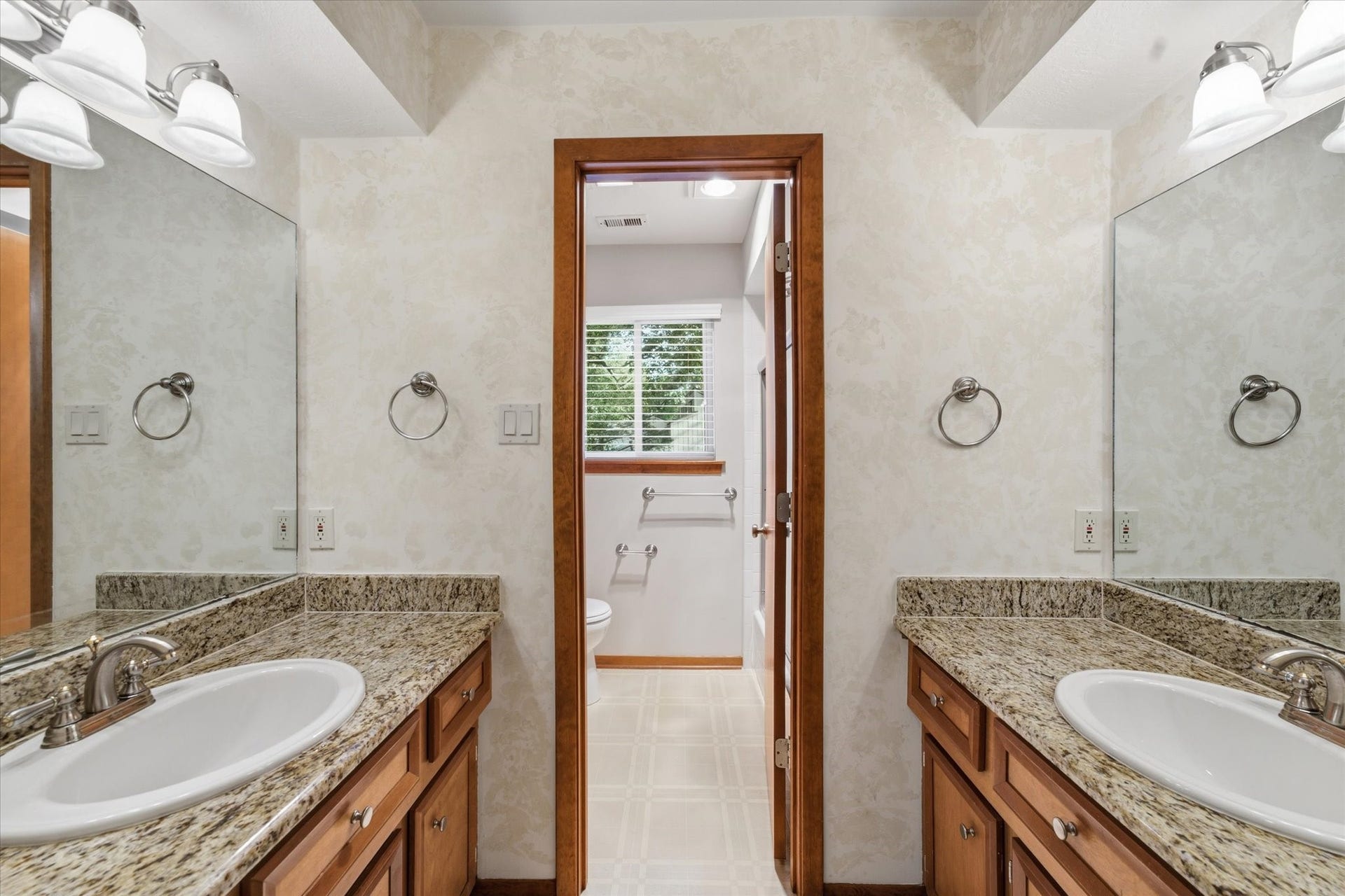 2 Rambling Wood Court, The Woodlands, TX 77380 Upstairs Bath with Separate Sinks and Granite Counte