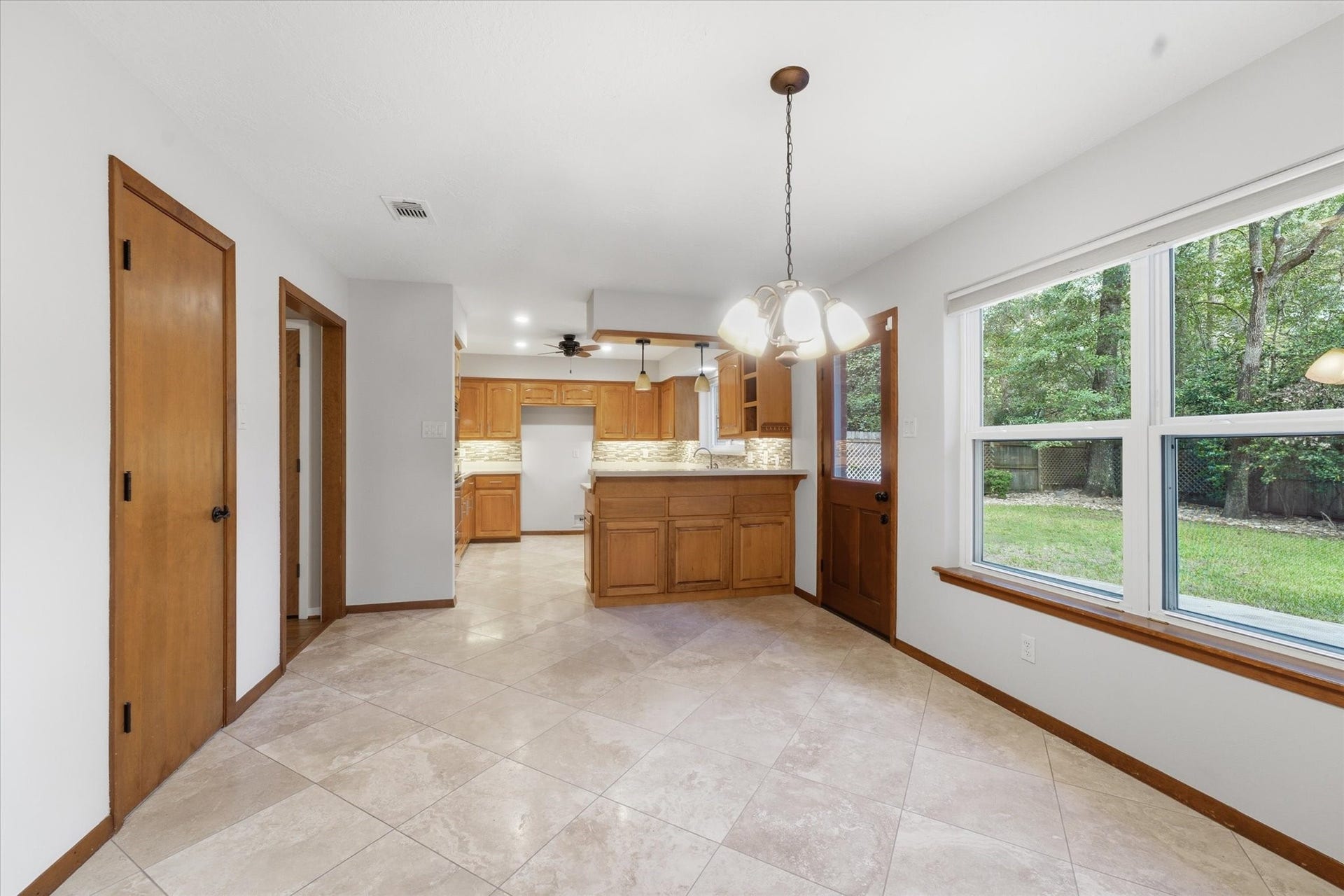 2 Rambling Wood Court, The Woodlands, TX 77380 Light and Open