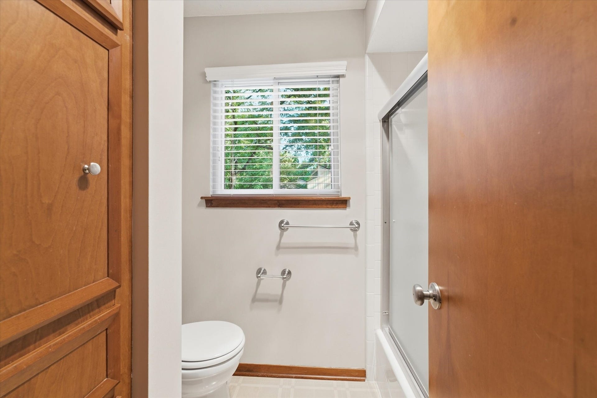 2 Rambling Wood Court, The Woodlands, TX 77380 Upstairs Bath