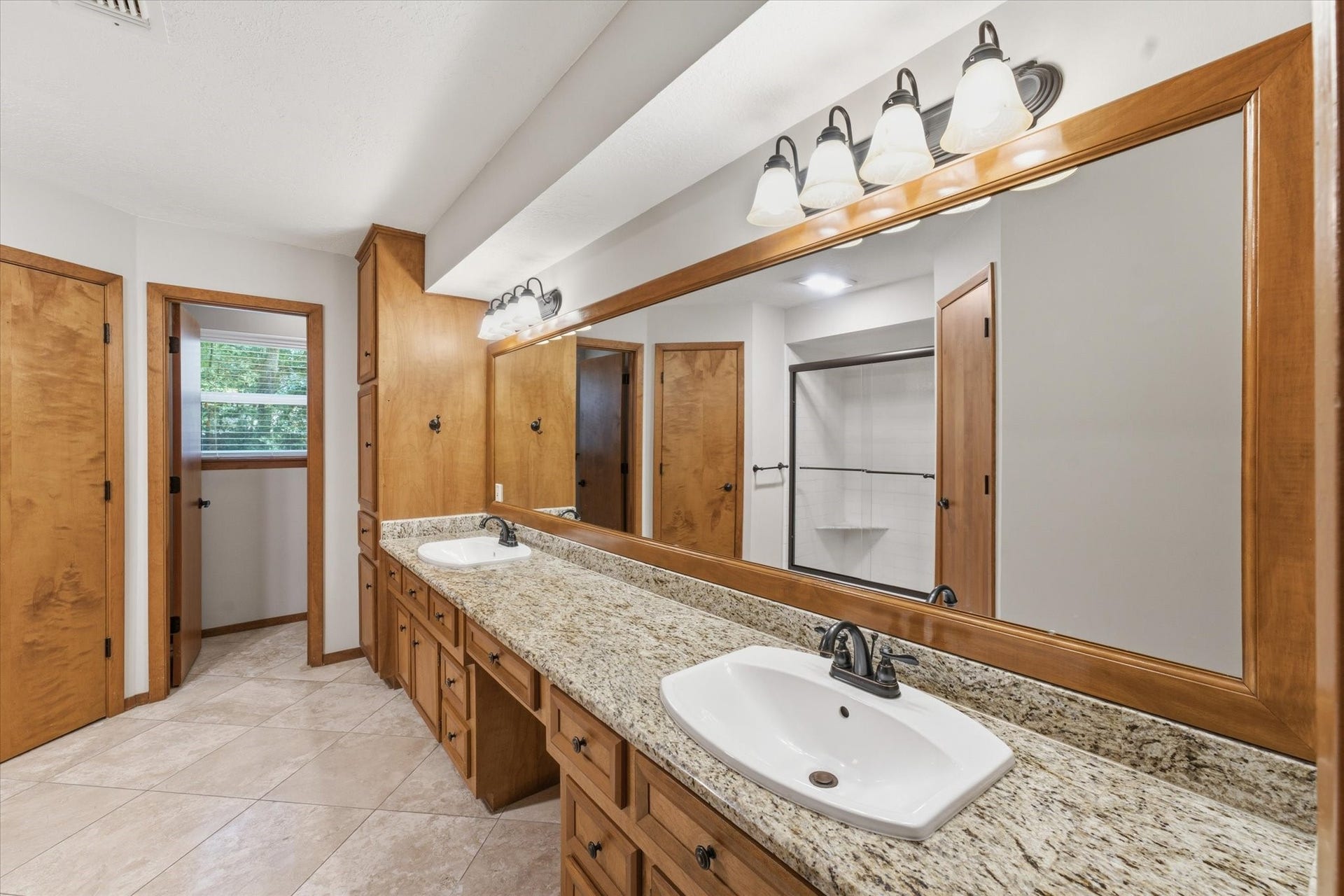 2 Rambling Wood Court, The Woodlands, TX 77380 Principal Bath