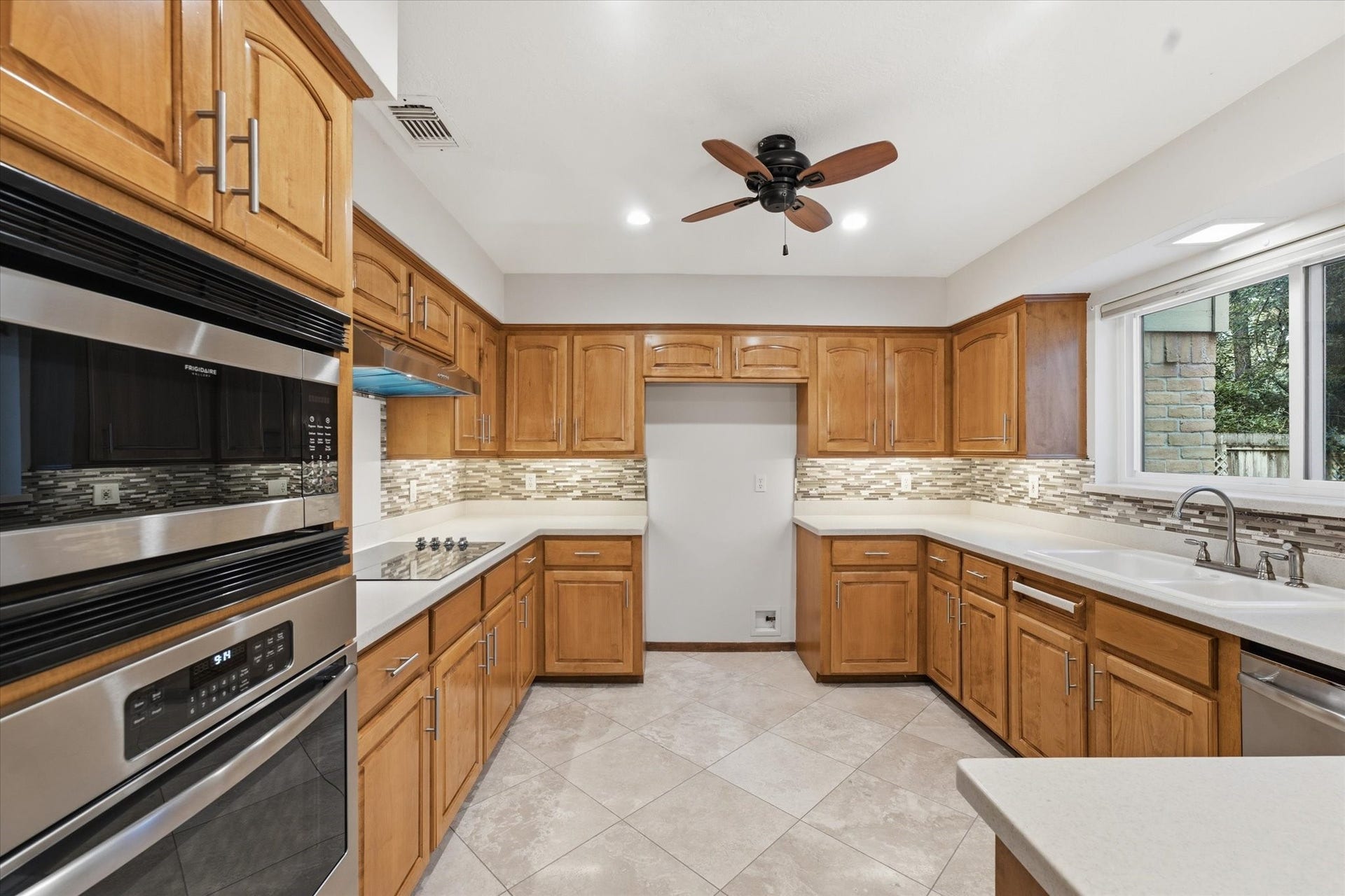 2 Rambling Wood Court, The Woodlands, TX 77380 Very Functional Kitchen