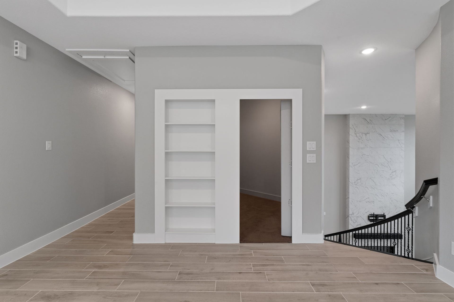 10315 Fountain Shore Drive, Missouri City, TX 77459 Spacious upstairs hallway with additional storage and functional layout.