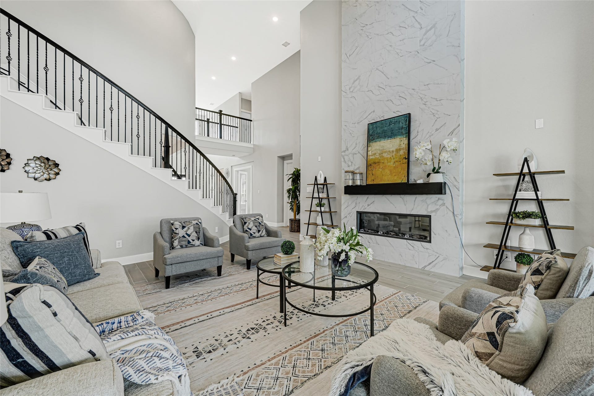 10315 Fountain Shore Drive, Missouri City, TX 77459 Bright open-concept living area with soaring ceilings, Upgraded Fireplace and elegant finishes.