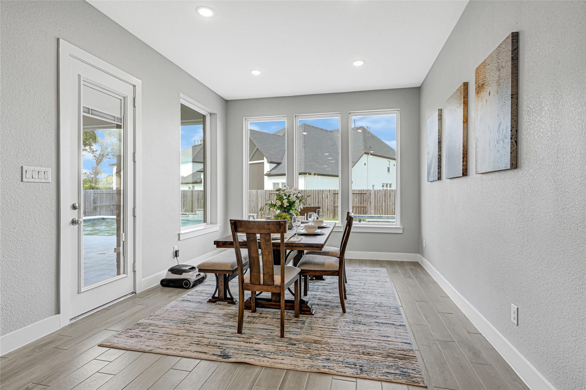10315 Fountain Shore Drive, Missouri City, TX 77459 Bright dining area overlooking the backyard and pool.