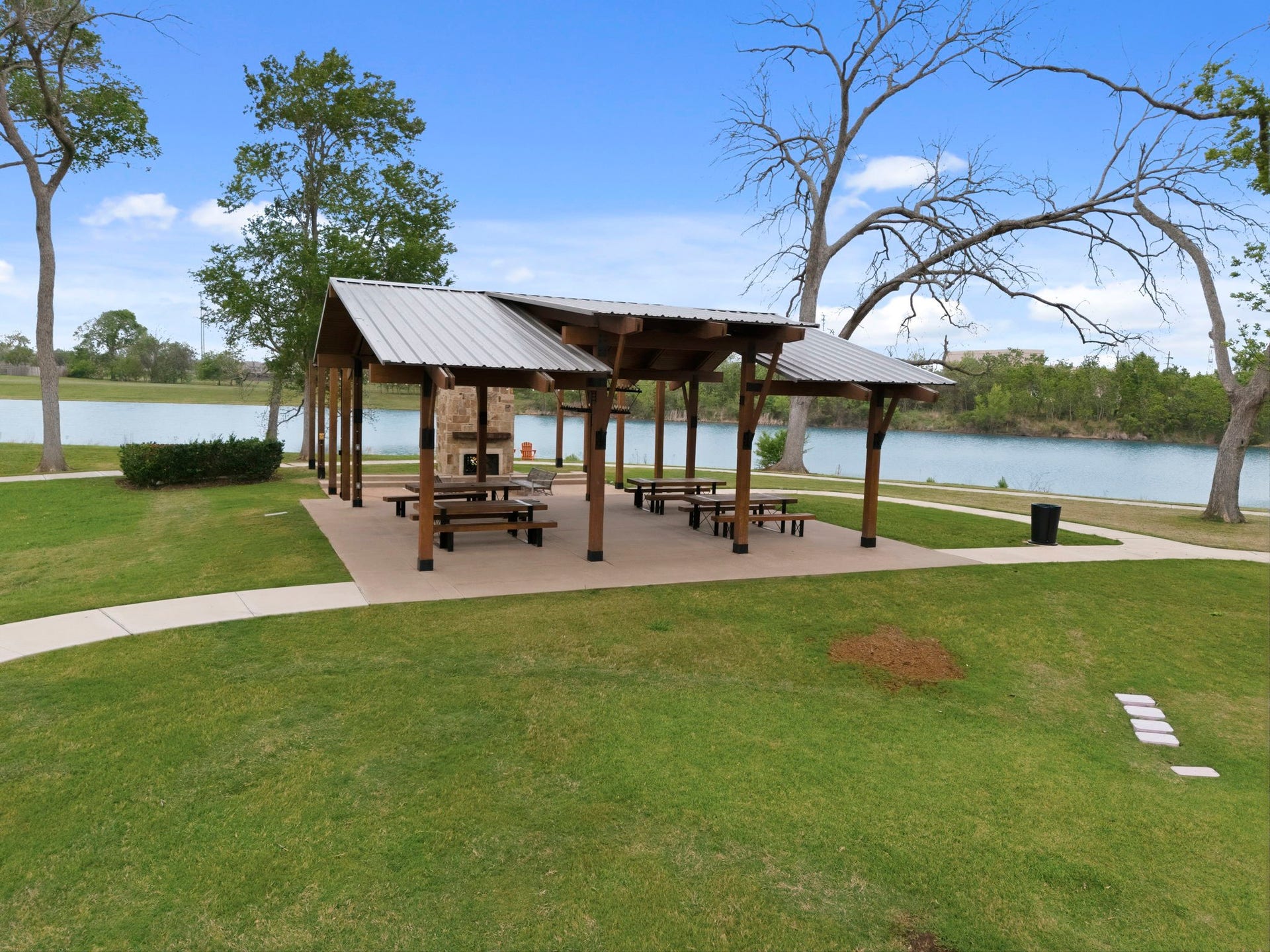 10315 Fountain Shore Drive, Missouri City, TX 77459 Walk to Beautiful Sienna community park with open green space and pavilion.