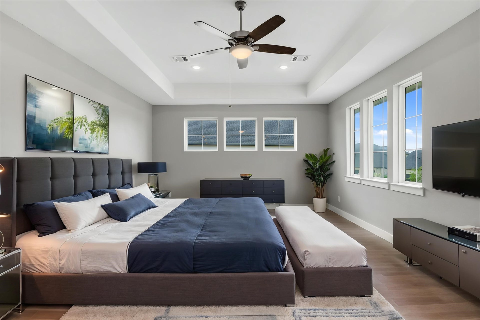 10315 Fountain Shore Drive, Missouri City, TX 77459 Bright third bedroom with generous space and natural light.