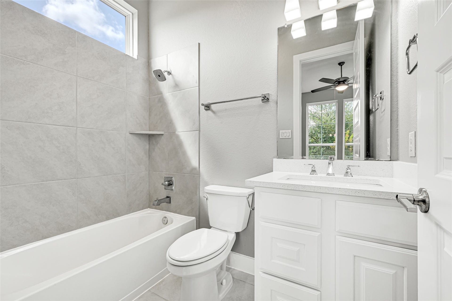 10315 Fountain Shore Drive, Missouri City, TX 77459 Secondary en-suite bath with tub/shower combination and modern finishes.