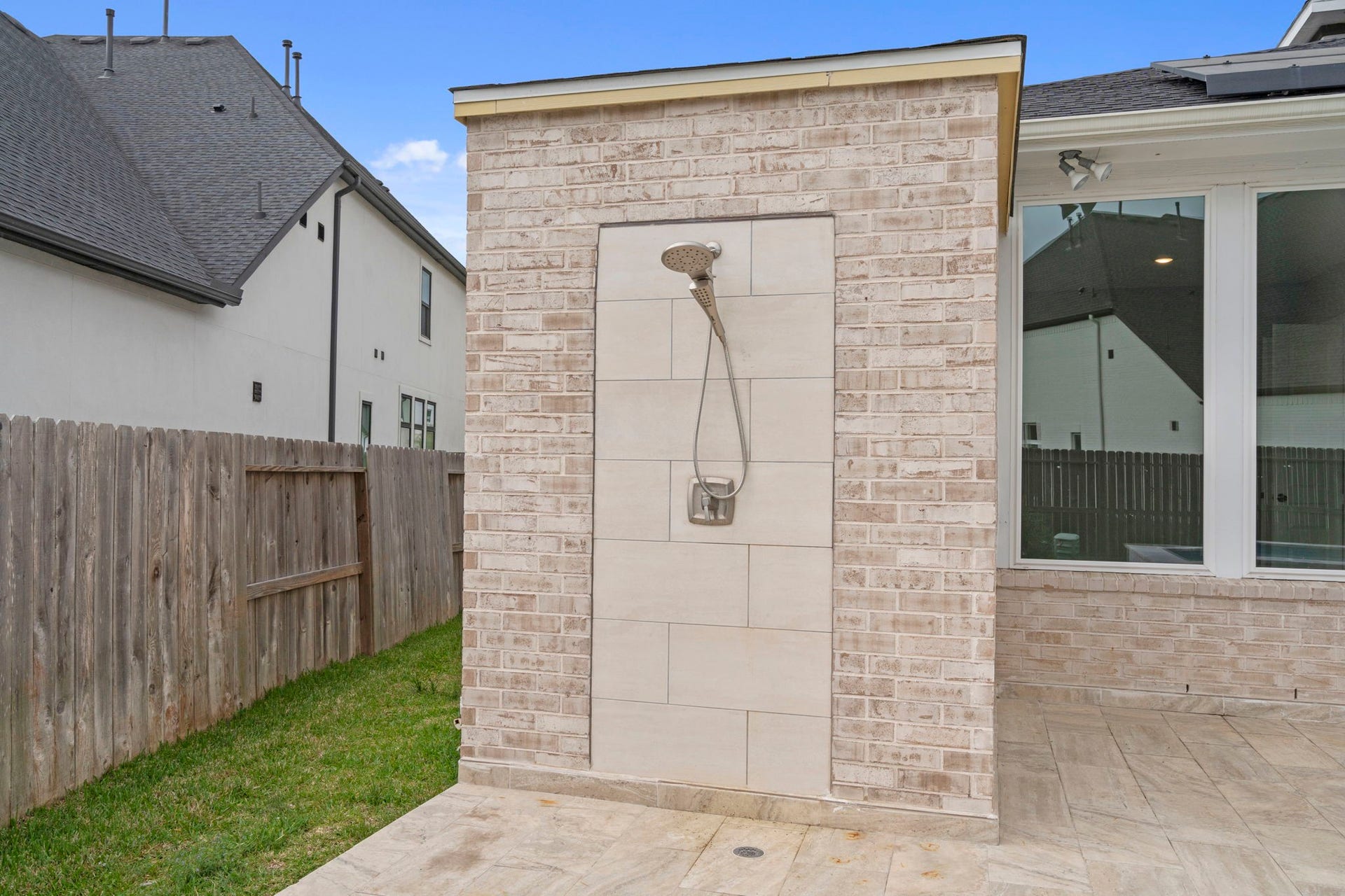 10315 Fountain Shore Drive, Missouri City, TX 77459 Outdoor shower area adding convenience to the pool experience. There is a full bath behind the shower area connecting outdoors as well.