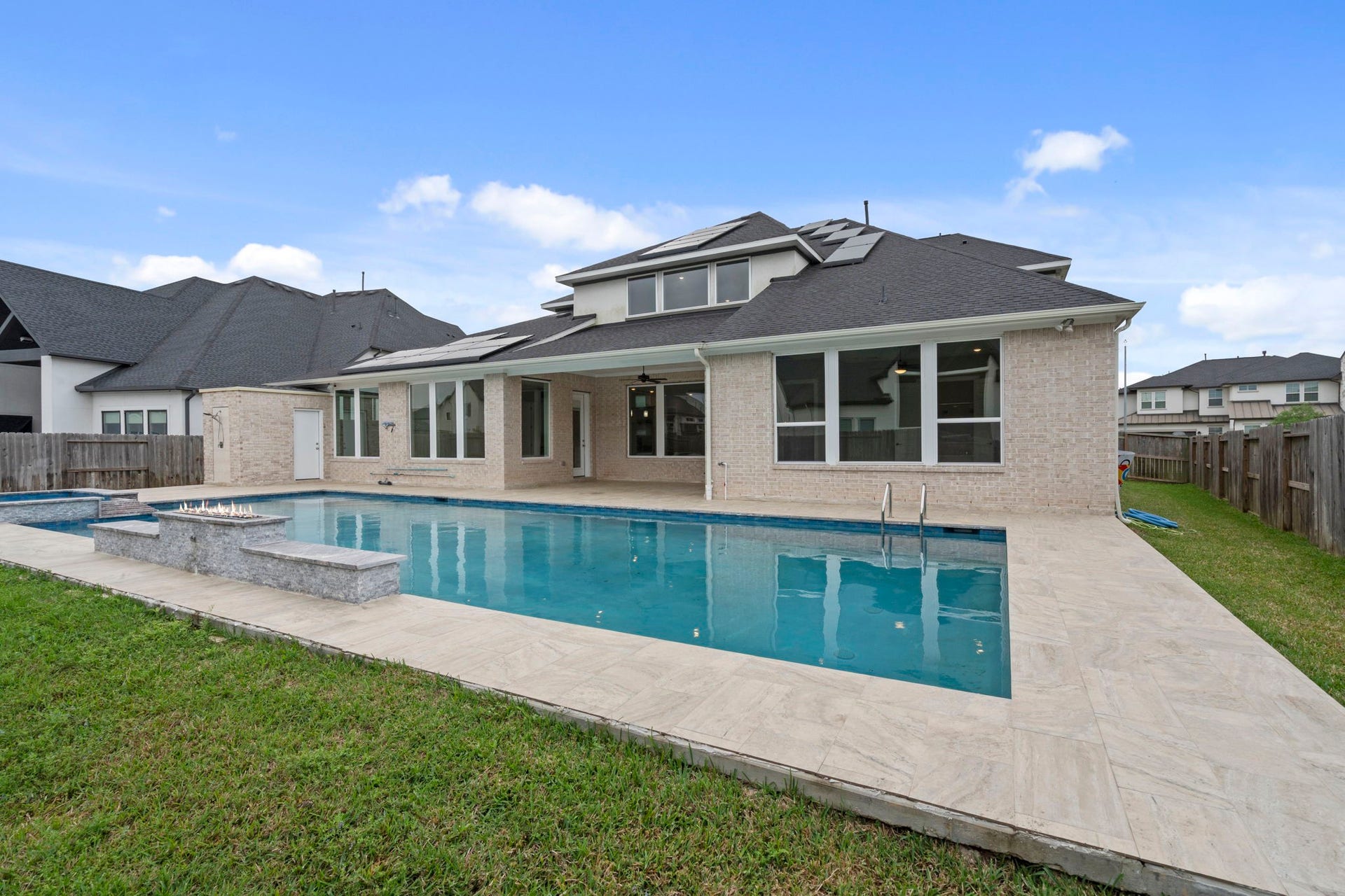 10315 Fountain Shore Drive, Missouri City, TX 77459 Stunning pool and backyard creating a private outdoor retreat.