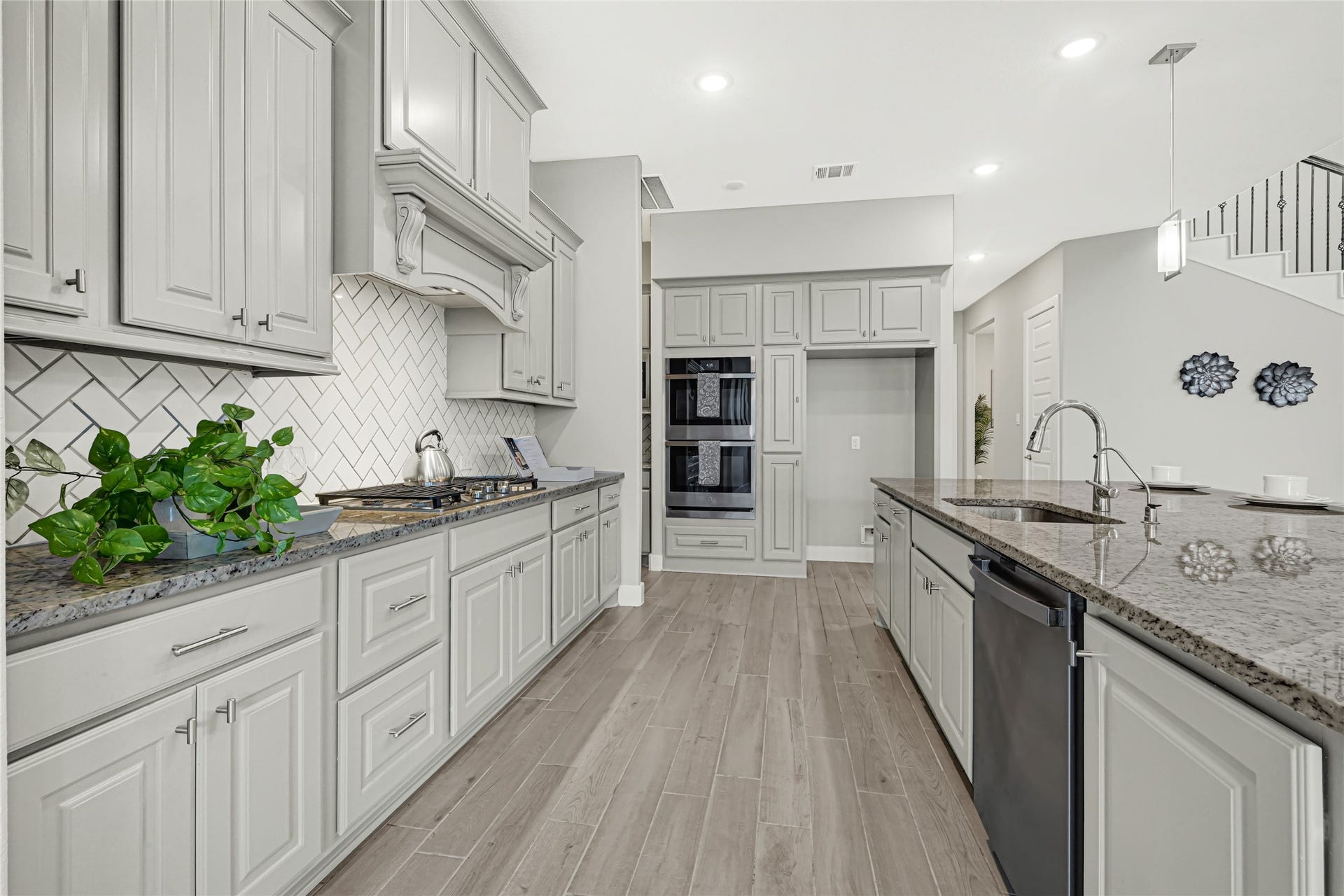10315 Fountain Shore Drive, Missouri City, TX 77459 Well-appointed kitchen featuring extensive cabinetry, Upgraded Double oven and modern appliances.
