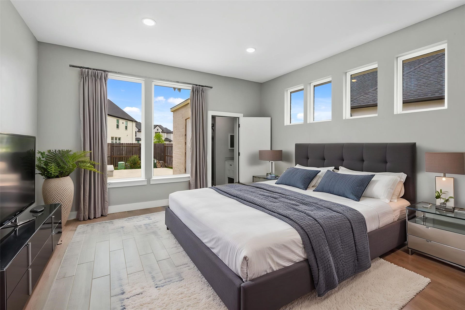 10315 Fountain Shore Drive, Missouri City, TX 77459 Bright bedroom featuring large windows and ample living space.