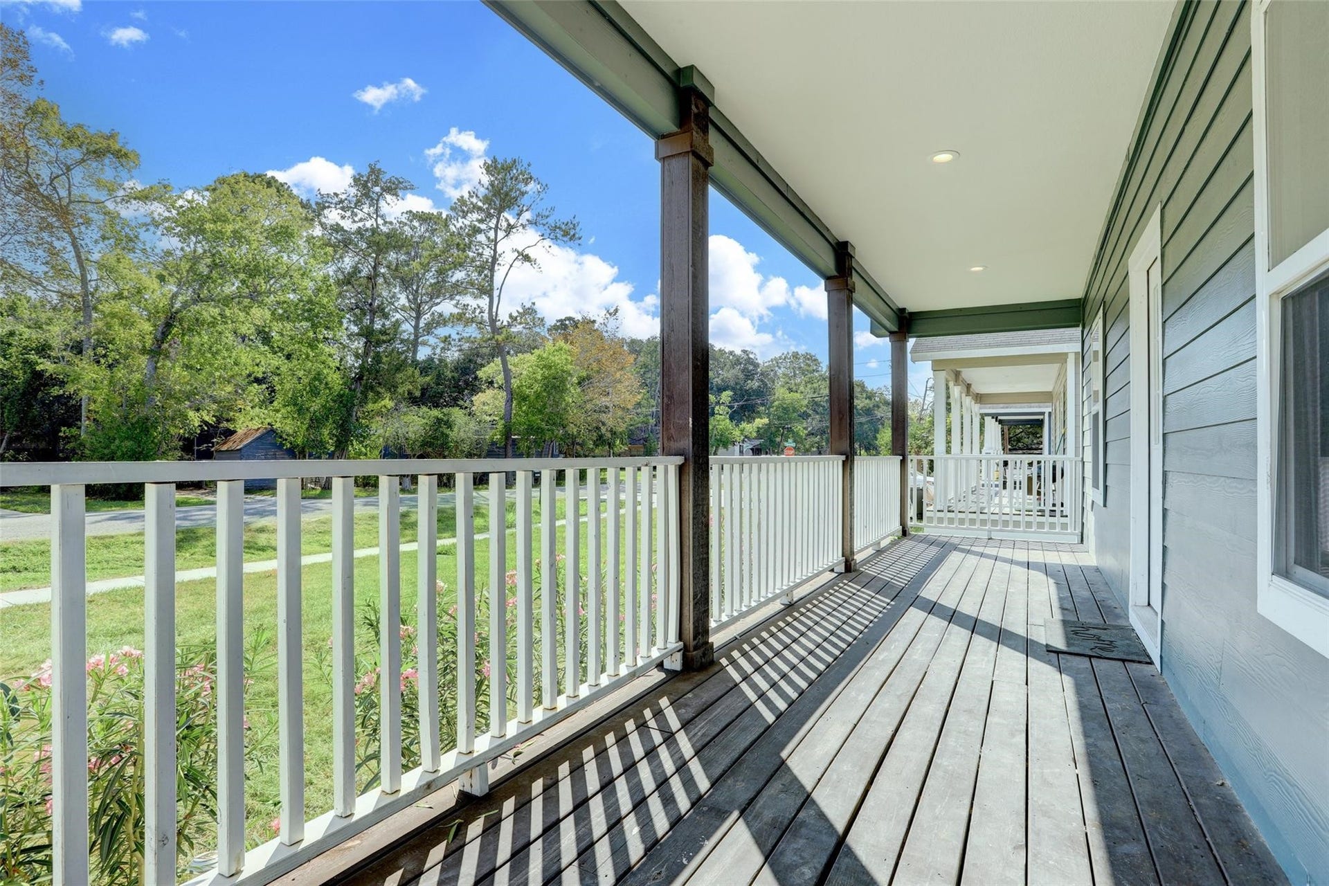 1610 W Willis, Alvin, TX 77511 Huge front porch