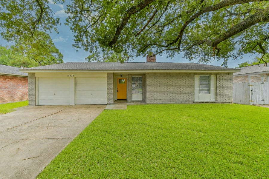 Property photo for 16635 Barcelona Drive, Friendswood, TX