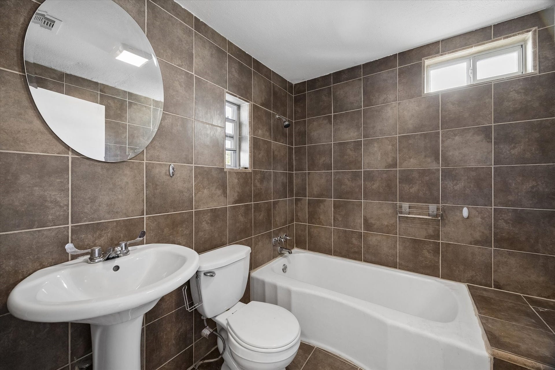 1815 South Street, Houston, TX 77009 Secondary bathroom