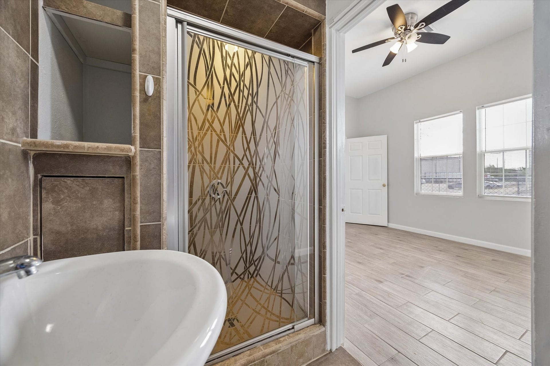 1815 South Street, Houston, TX 77009 Private primary bathroom