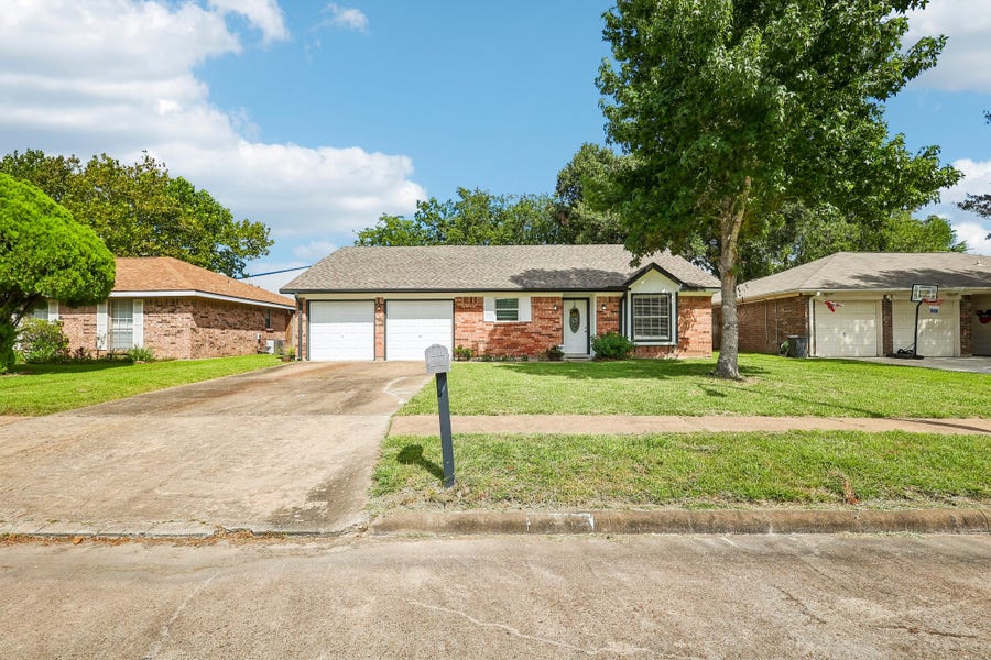 Property photo for 4202 Townes Forest Road, Friendswood, TX