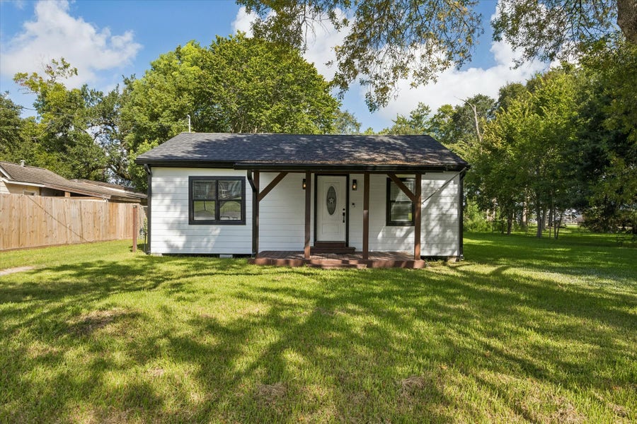 Property photo for 312 Steddum Drive, League City, TX