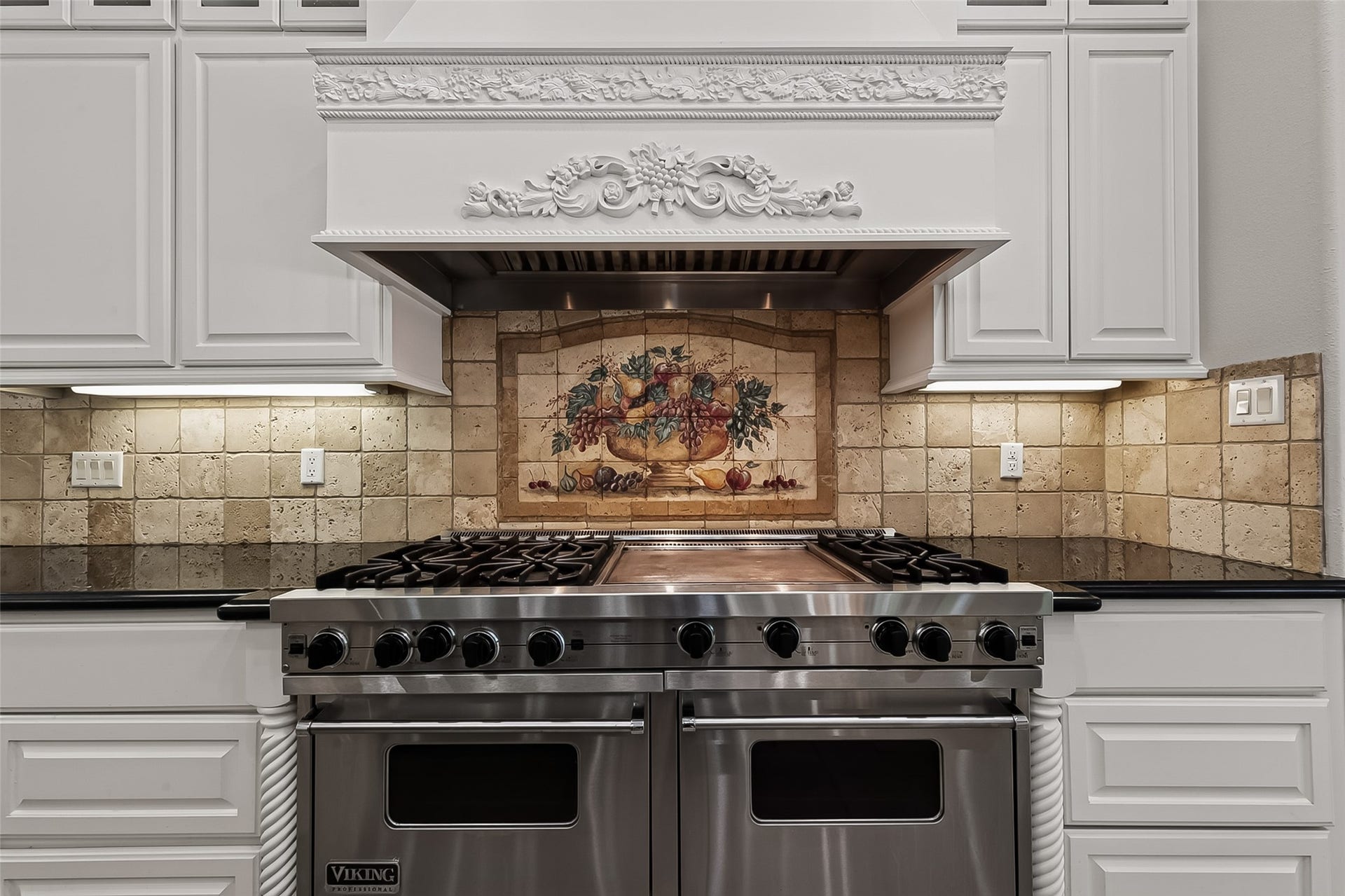 4011 Westerdale Drive, Fulshear, TX 77441 The dual oven, industrial style Viking gas range.