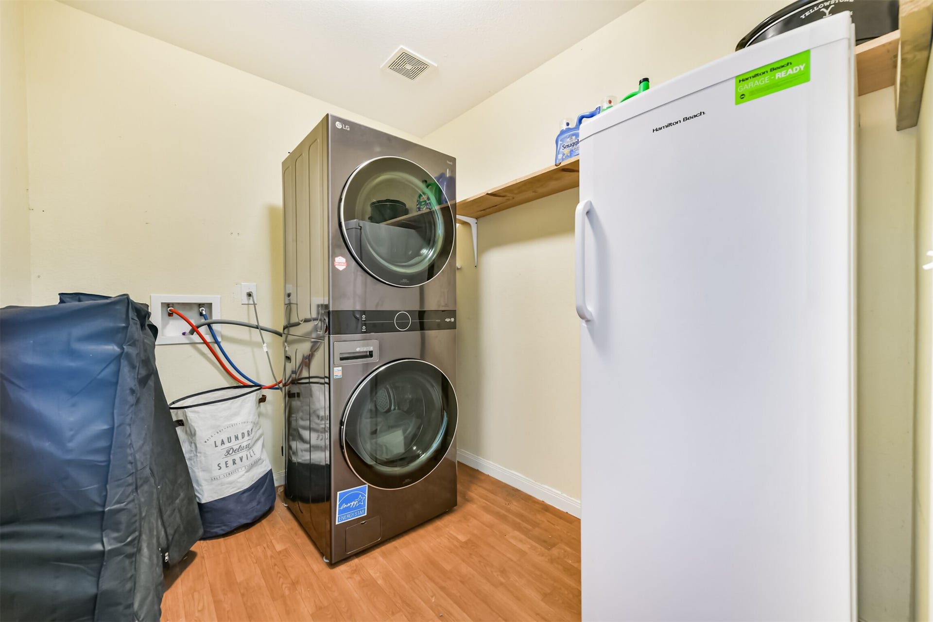 207 Oakridge Drive, Hitchcock, TX 77563 Utility Room