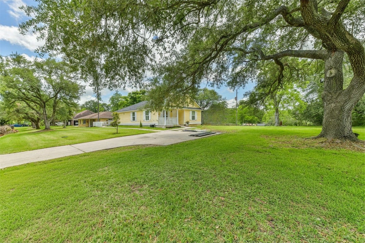 207 Oakridge Drive, Hitchcock, TX 77563 Charming Home nestled on double lot with mature trees.