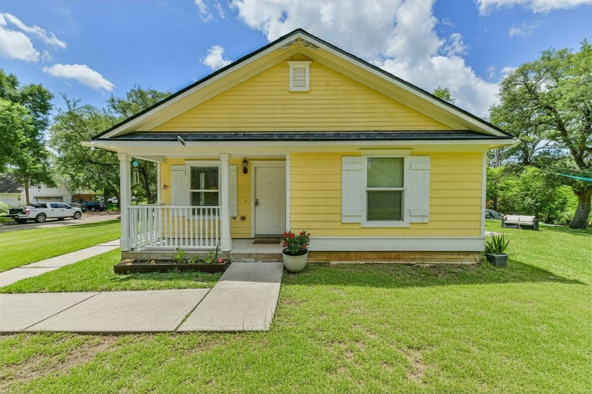 207 Oakridge Drive, Hitchcock, TX 77563 Cozy front porch.