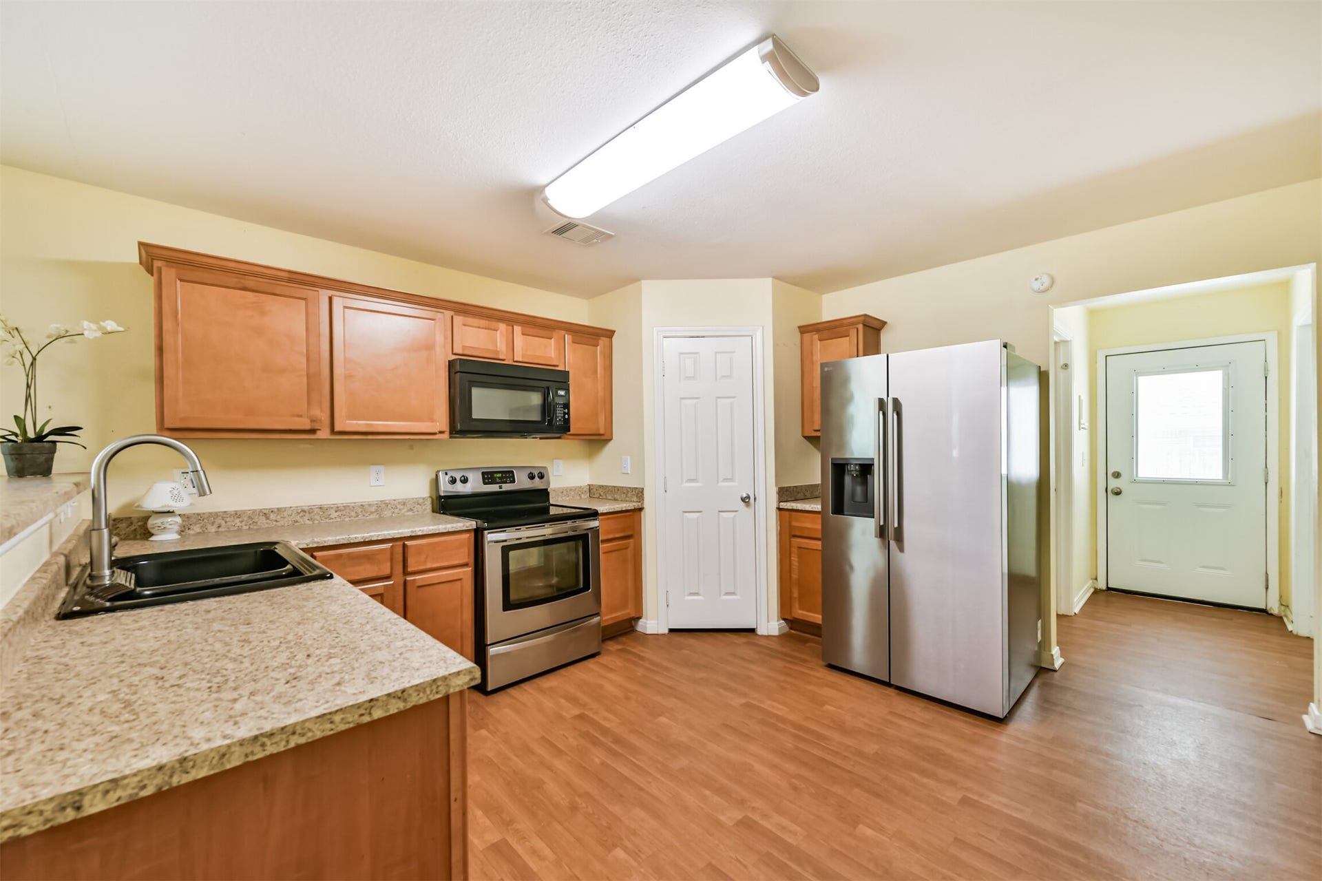 207 Oakridge Drive, Hitchcock, TX 77563 Open Kitchen plenty of cabinet space.