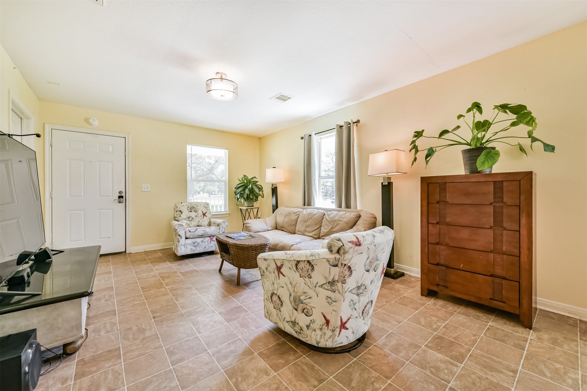 207 Oakridge Drive, Hitchcock, TX 77563 Living area.