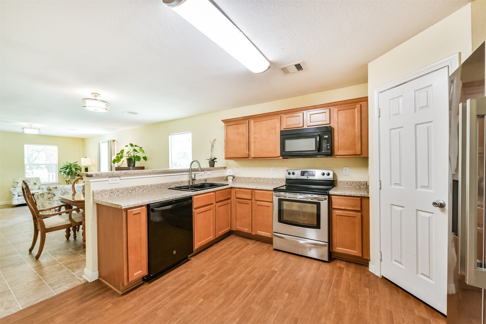 207 Oakridge Drive, Hitchcock, TX 77563 207 Oakridge Drive, Hitchcock, TX 77563