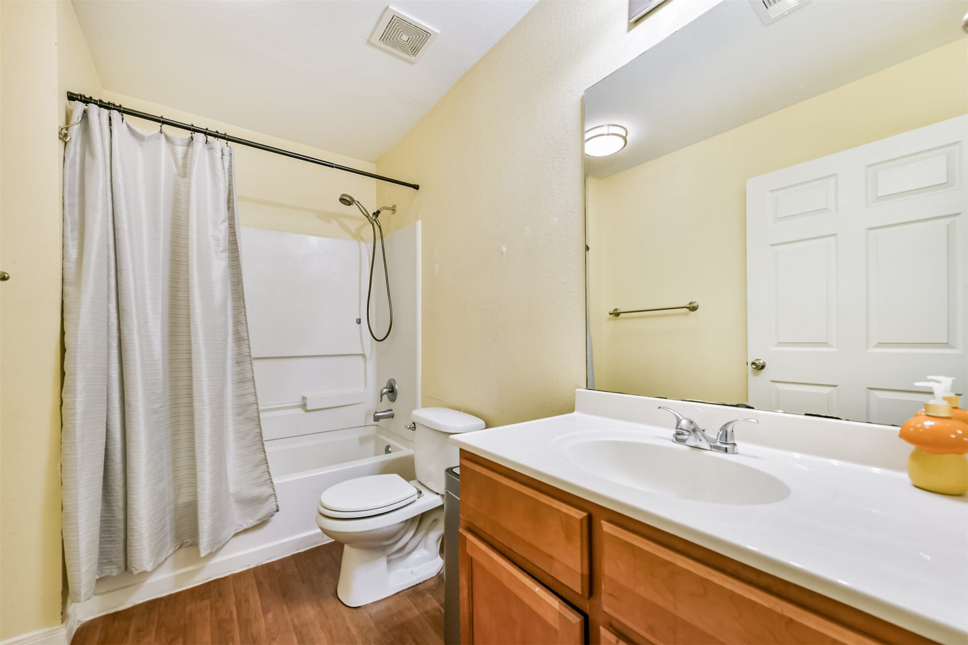 207 Oakridge Drive, Hitchcock, TX 77563 Second Bathroom.