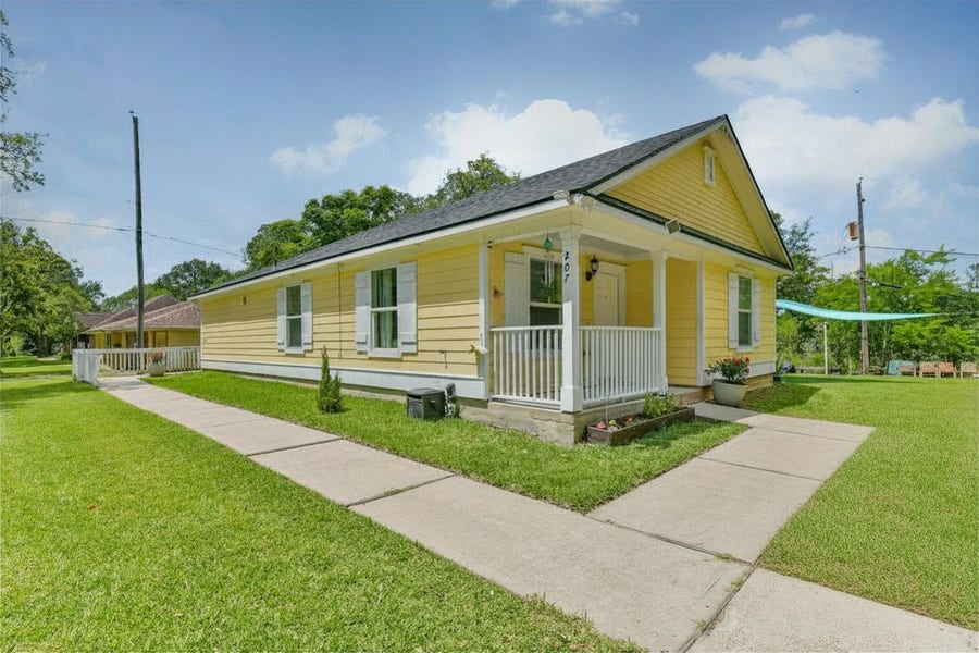 Property photo for 207 Oakridge Drive, Hitchcock, TX