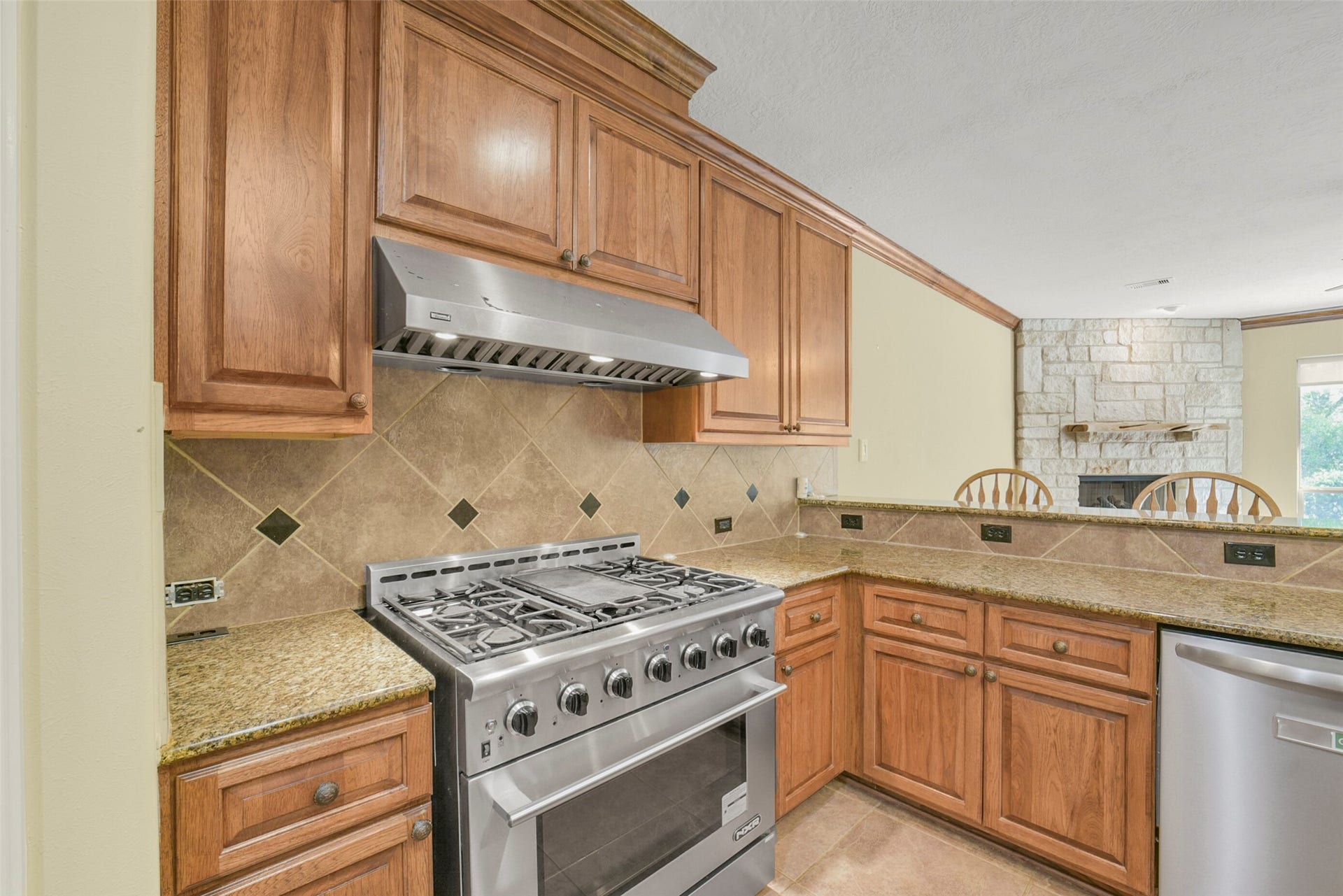 3522 Wellspring Lake Drive, Fulshear, TX 77441 High-End Combination Industrial Cooktop and Stove any chef's dream!