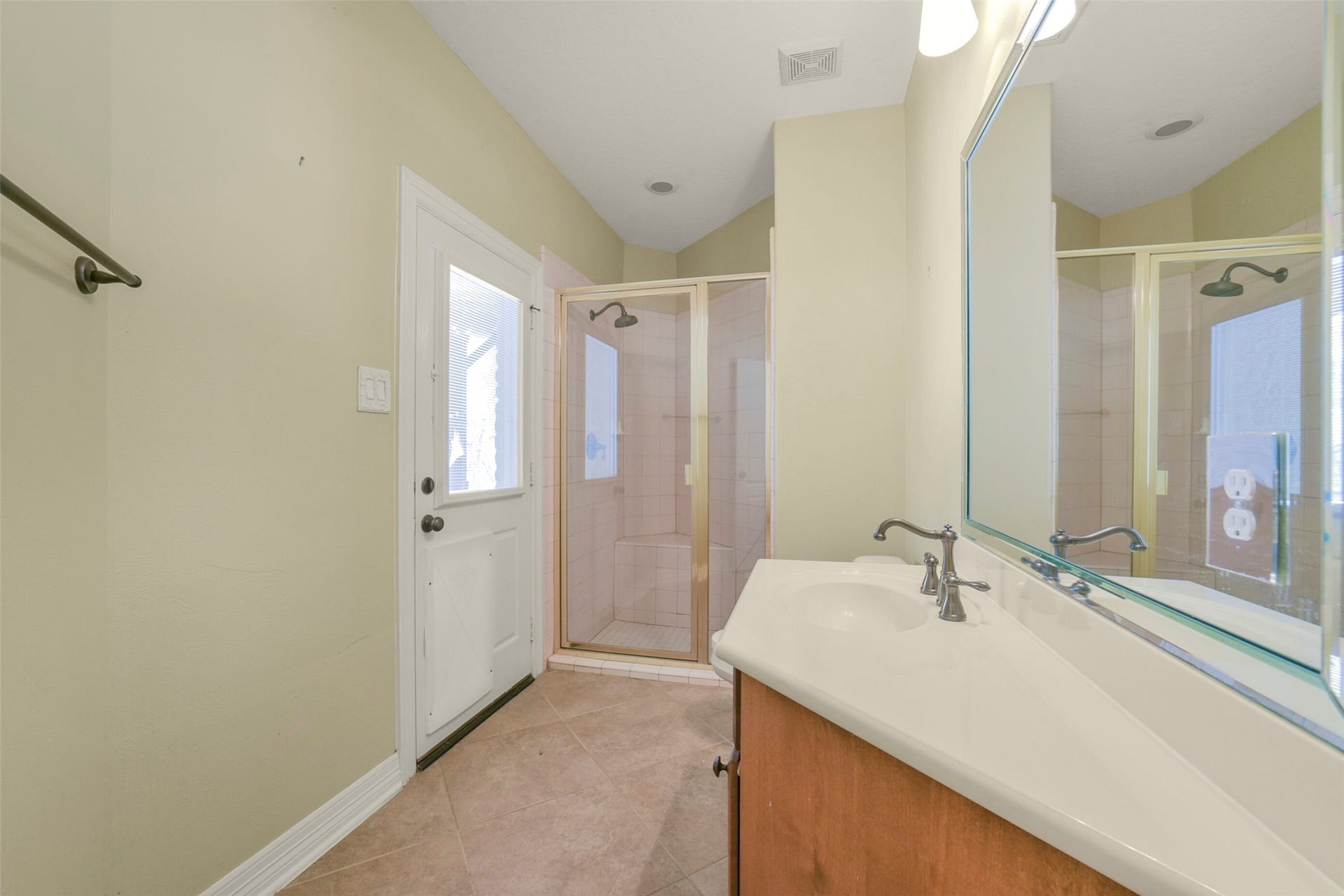 3522 Wellspring Lake Drive, Fulshear, TX 77441 Here is a Full "Pool Bath" that opens out to the patio with a shower!