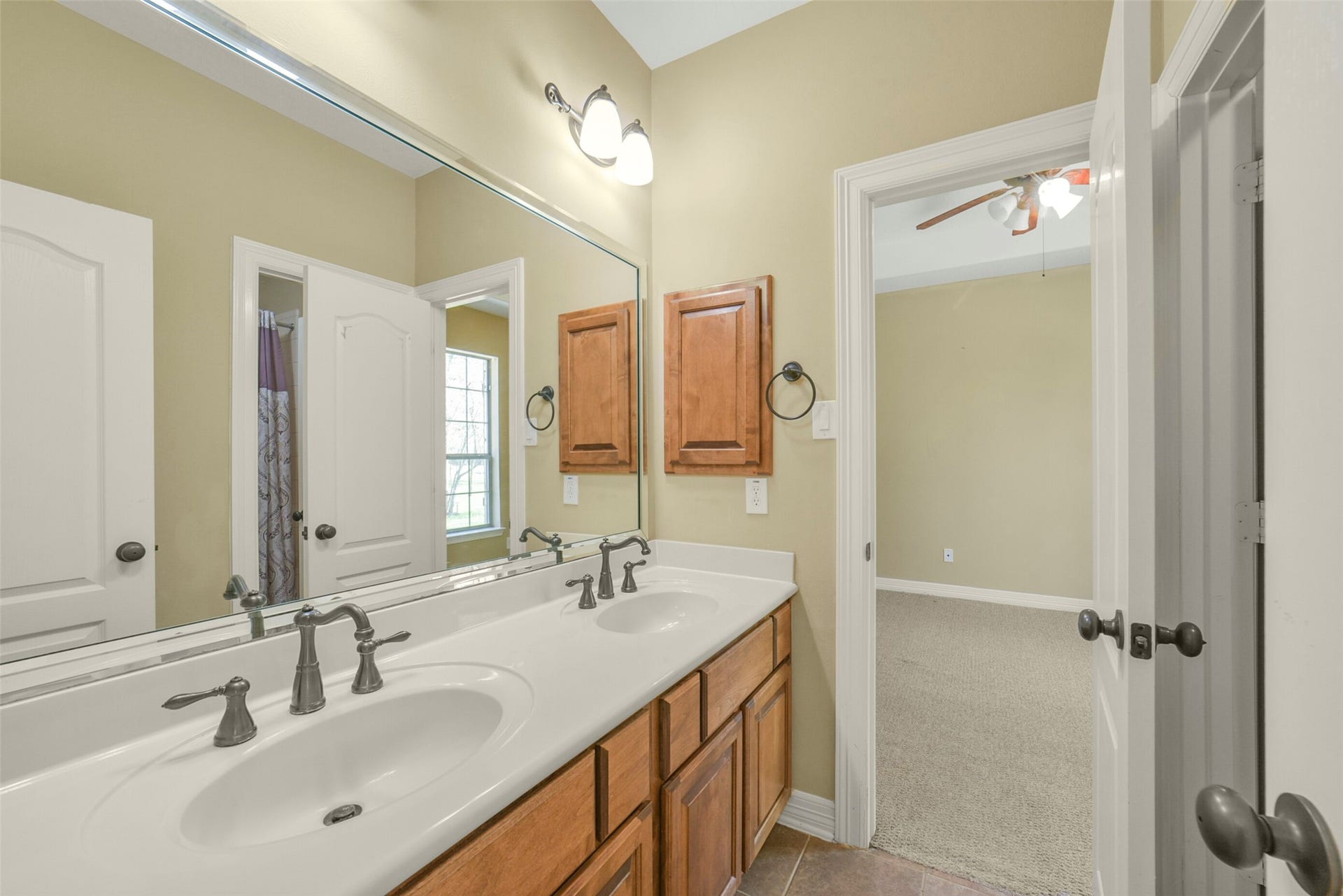 3522 Wellspring Lake Drive, Fulshear, TX 77441 Hollywood Bath with double sinks connecting the two secondary bedrooms.