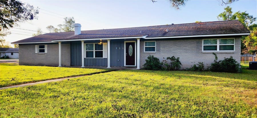 Property photo for 118 Lazy Lane, Lake Jackson, TX