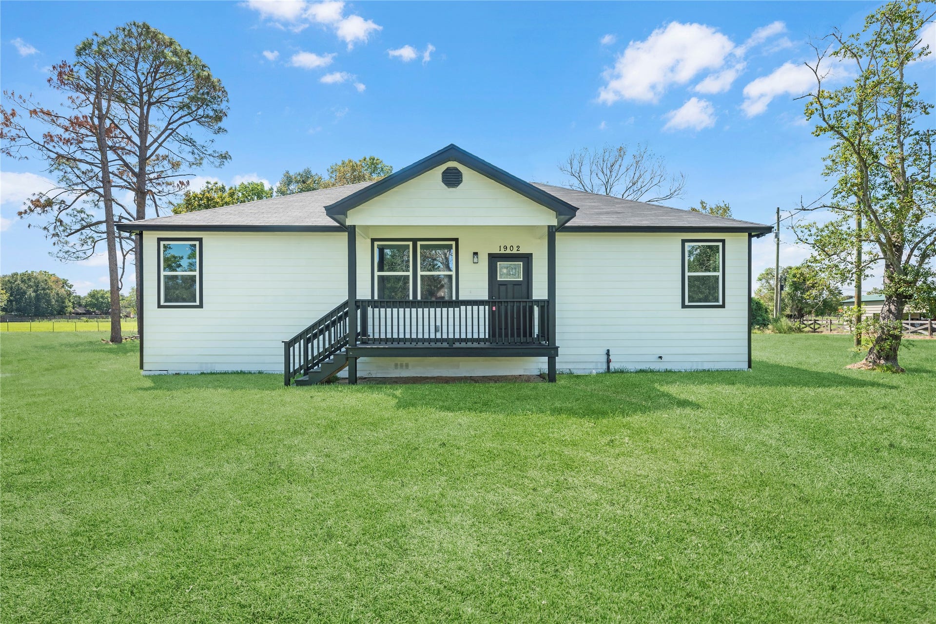 1902 Westview Drive, Alvin, TX 77511 1902 Westview Drive, Alvin, TX 77511
