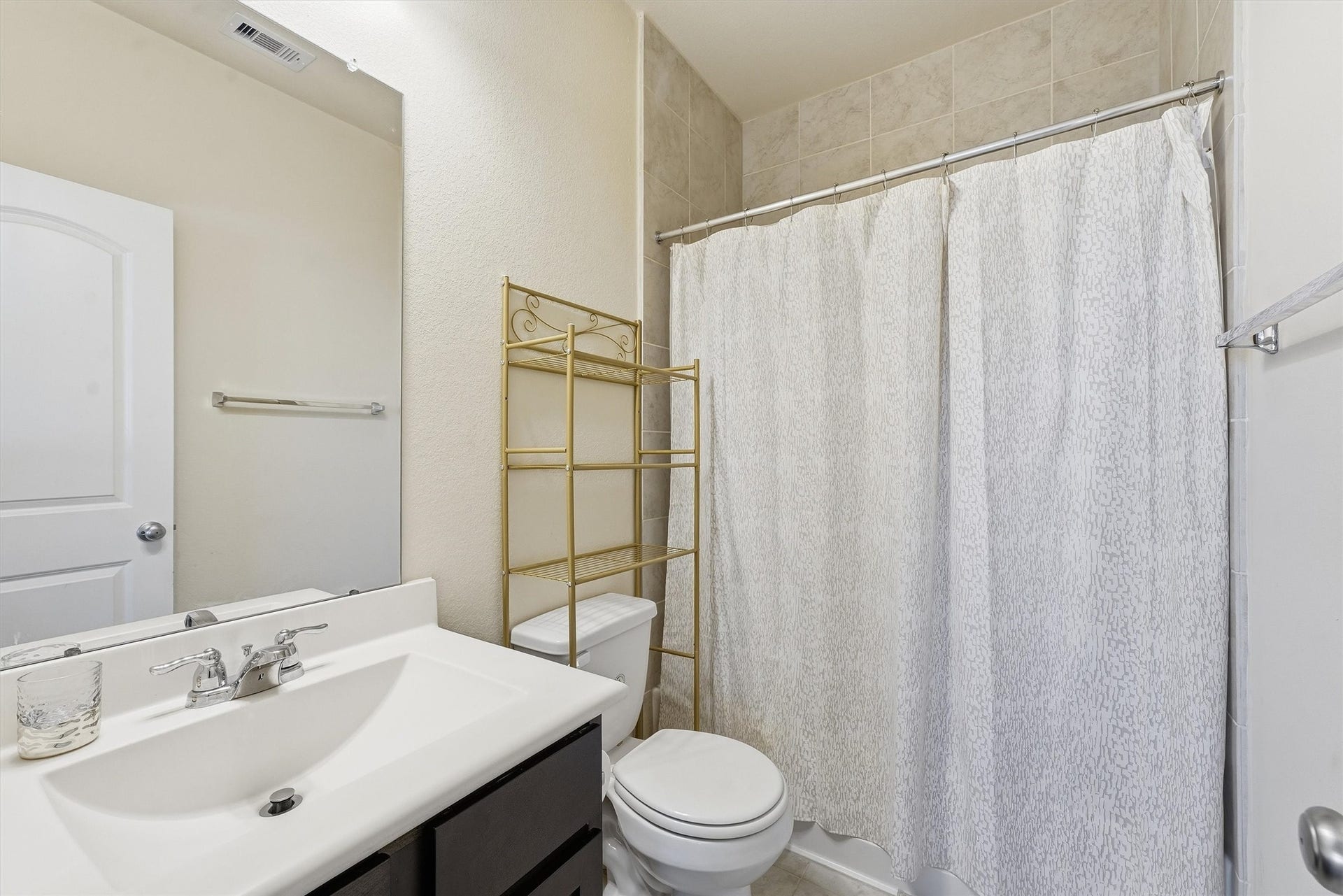 11023 Sun River Falls Drive, Atascocita, TX 77396 3rd Bathroom (1st Floor)