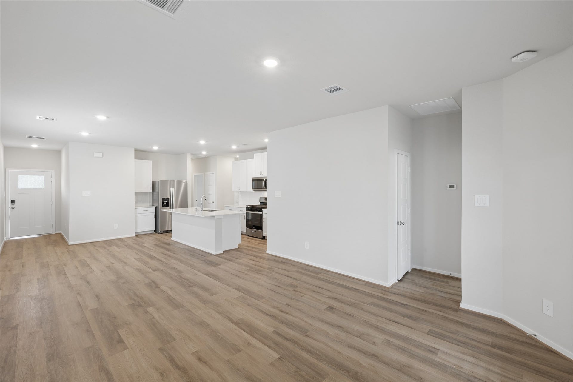 384 Sunrise Ranch Dr, Montgomery, TX 77316 Spacious open-concept living area featuring modern kitchen with stainless steel appliances, sleek countertops, and ample natural light.