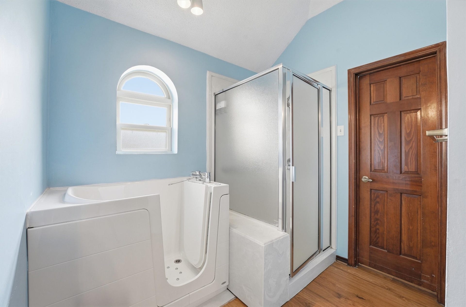 3206 N Peach Hollow Circle, Pearland, TX 77584 Primary Bath