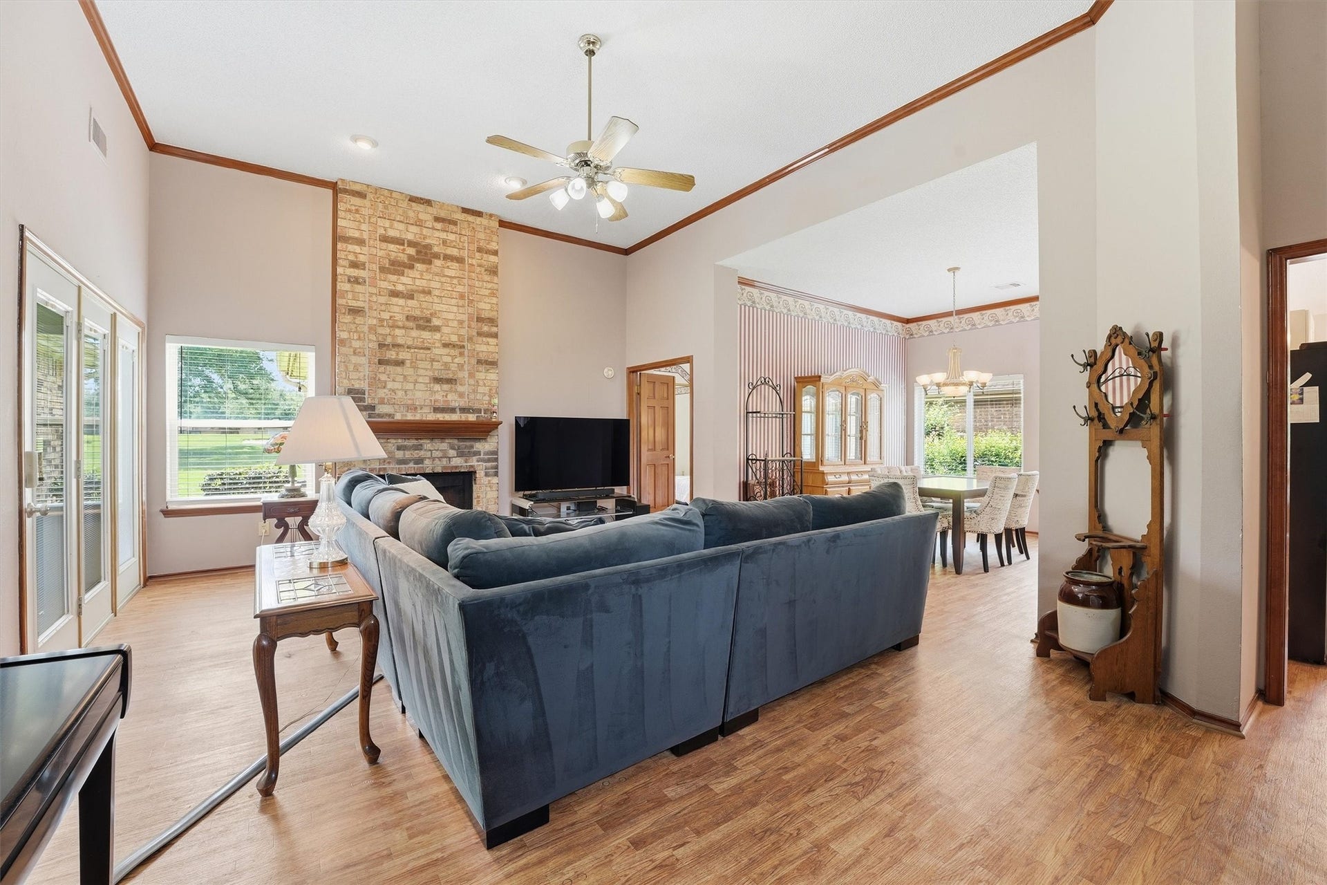 3206 N Peach Hollow Circle, Pearland, TX 77584 Living Room