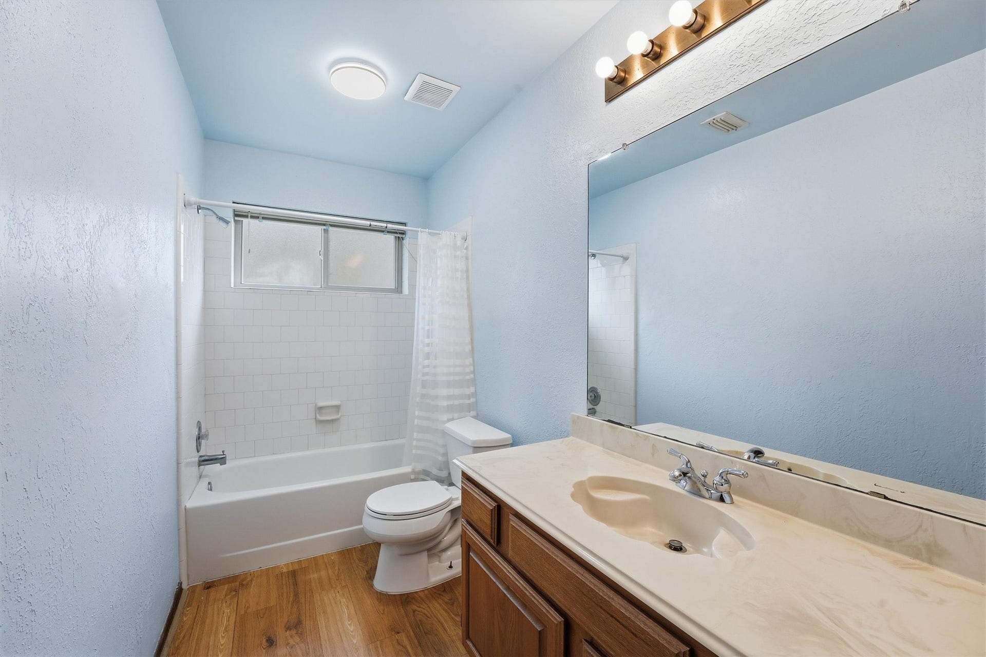 3206 N Peach Hollow Circle, Pearland, TX 77584 Secondary Bath