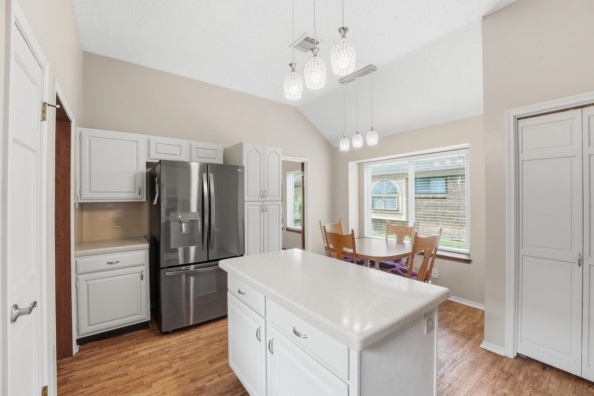 3206 N Peach Hollow Circle, Pearland, TX 77584 Kitchen