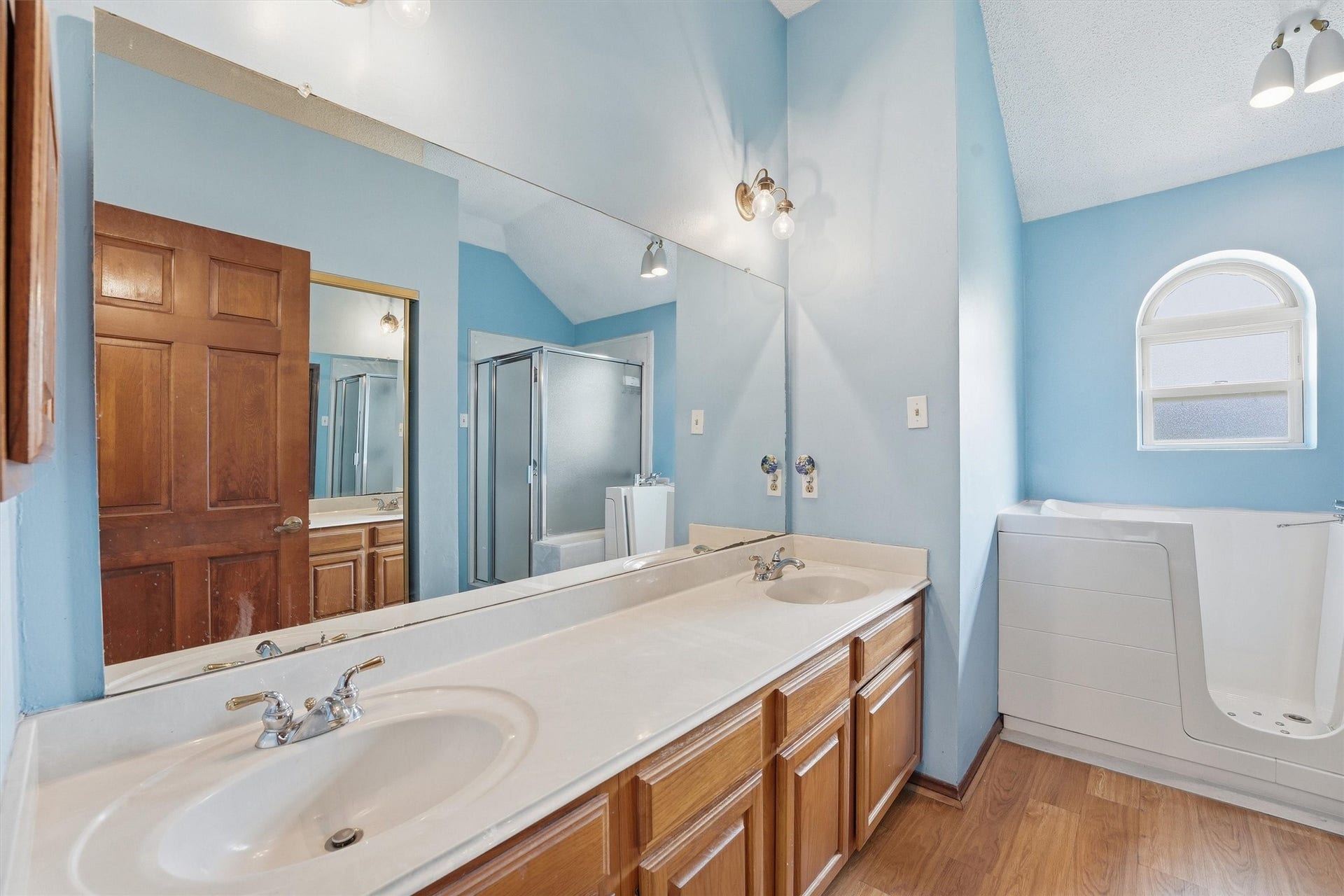 3206 N Peach Hollow Circle, Pearland, TX 77584 Primary Bath