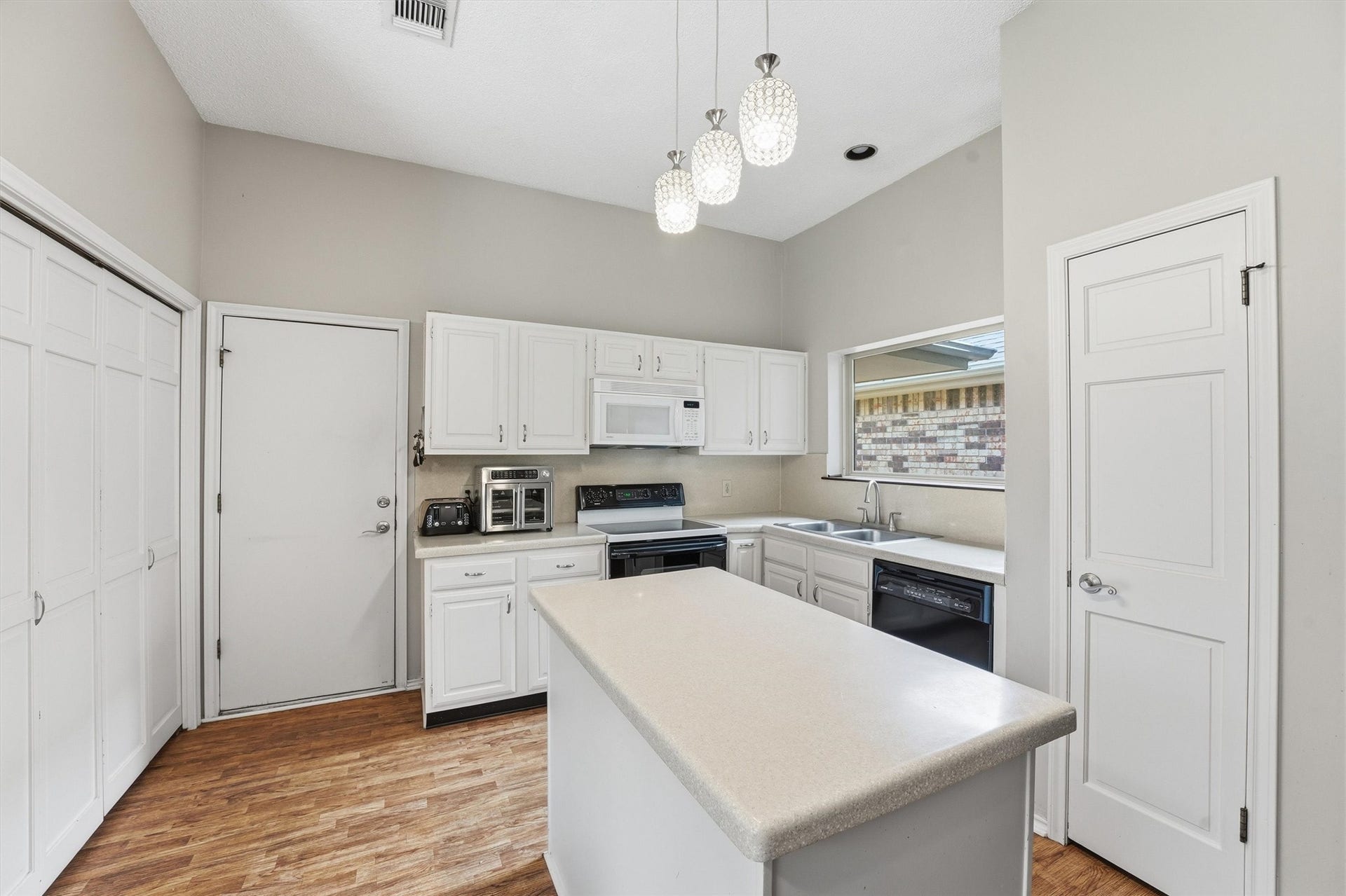 3206 N Peach Hollow Circle, Pearland, TX 77584 Kitchen