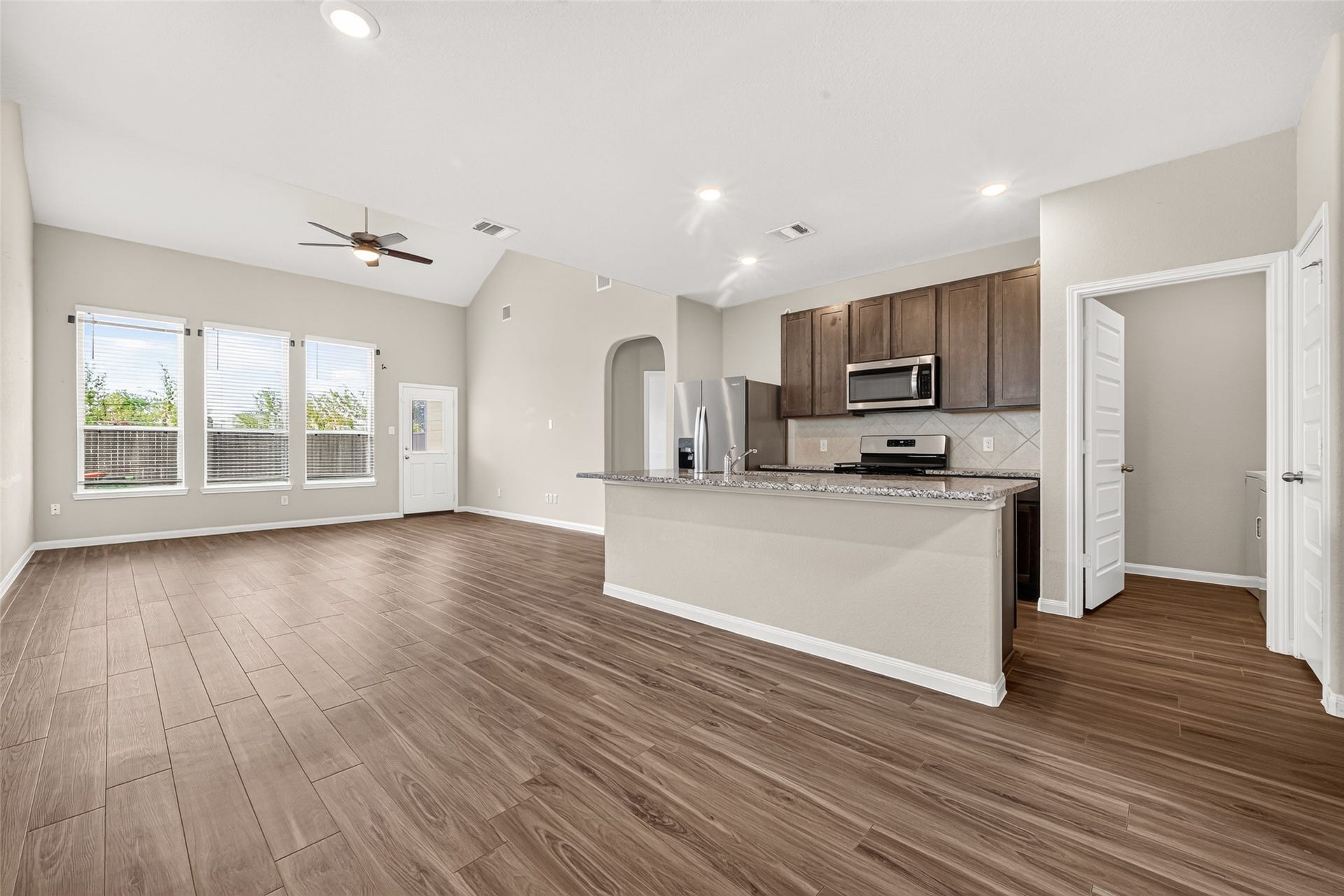 5342 Briana Dee Drive, Rosharon, TX 77583 Lot of natural light