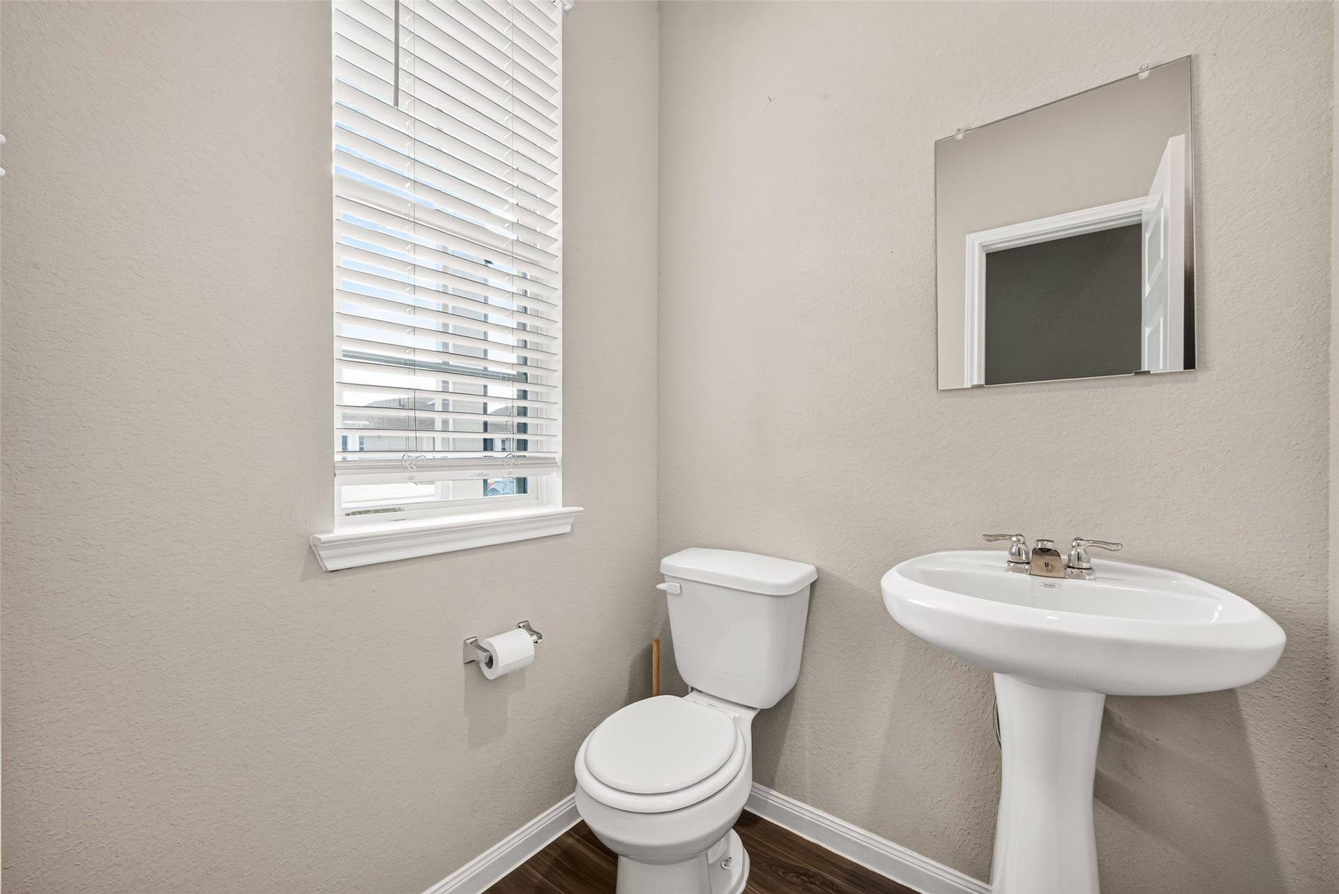 5342 Briana Dee Drive, Rosharon, TX 77583 Half Bathroom for guest
