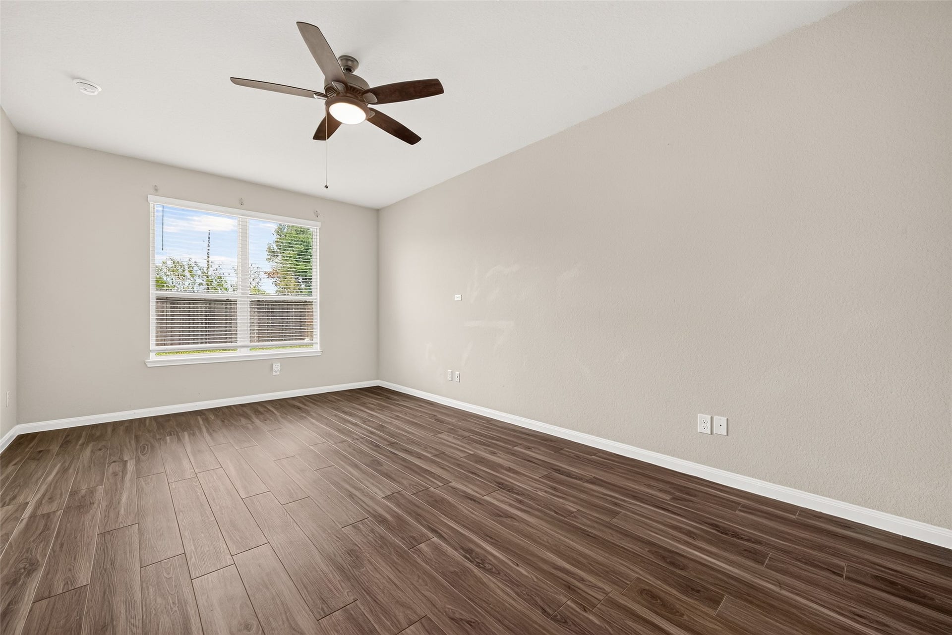 5342 Briana Dee Drive, Rosharon, TX 77583 Primary Bedroom with no carpet