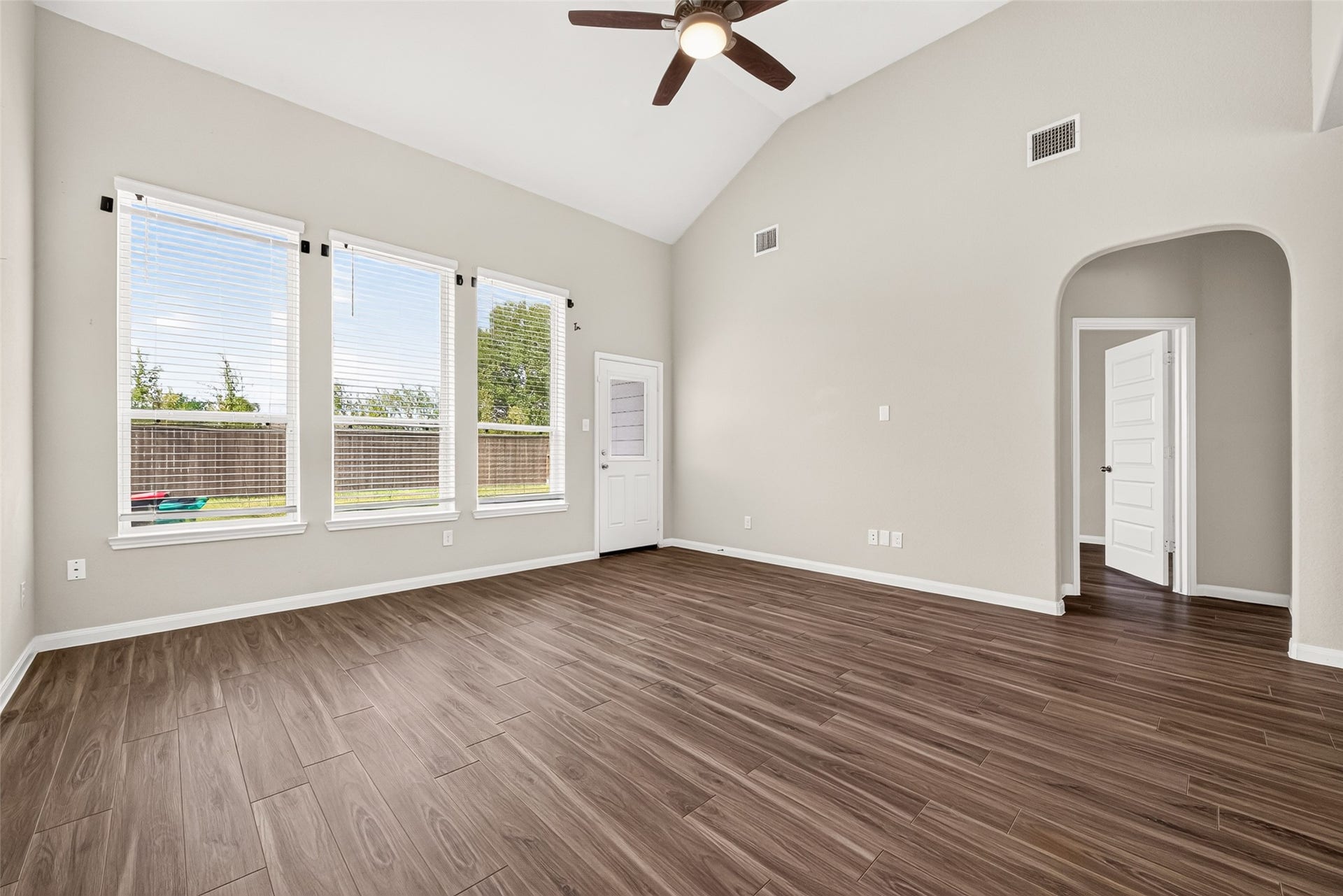 5342 Briana Dee Drive, Rosharon, TX 77583 High Ceiling Living Room