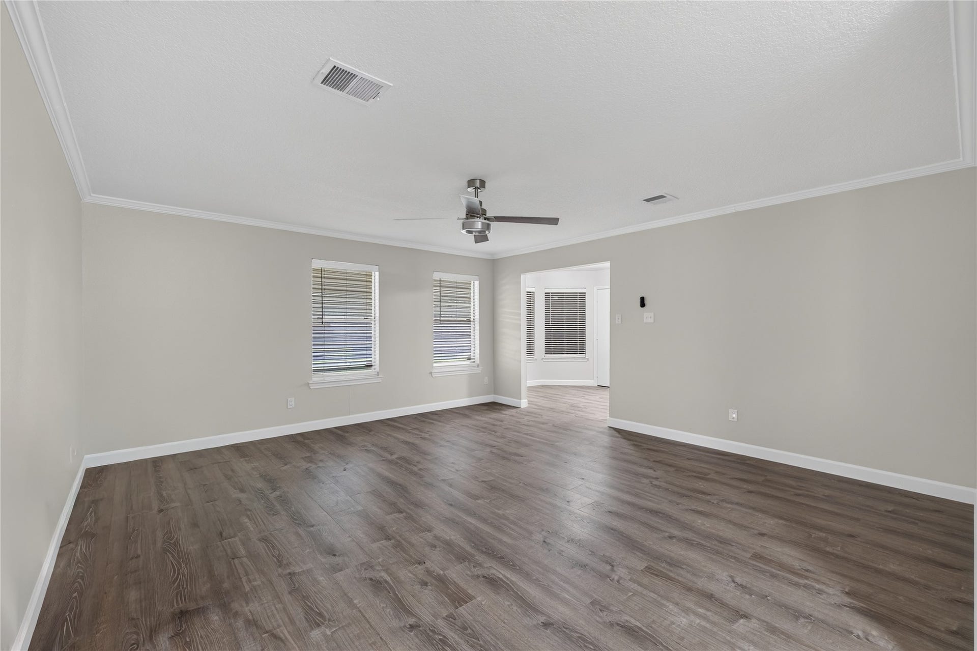3413 Owens Drive, Dickinson, TX 77539 Open large living room