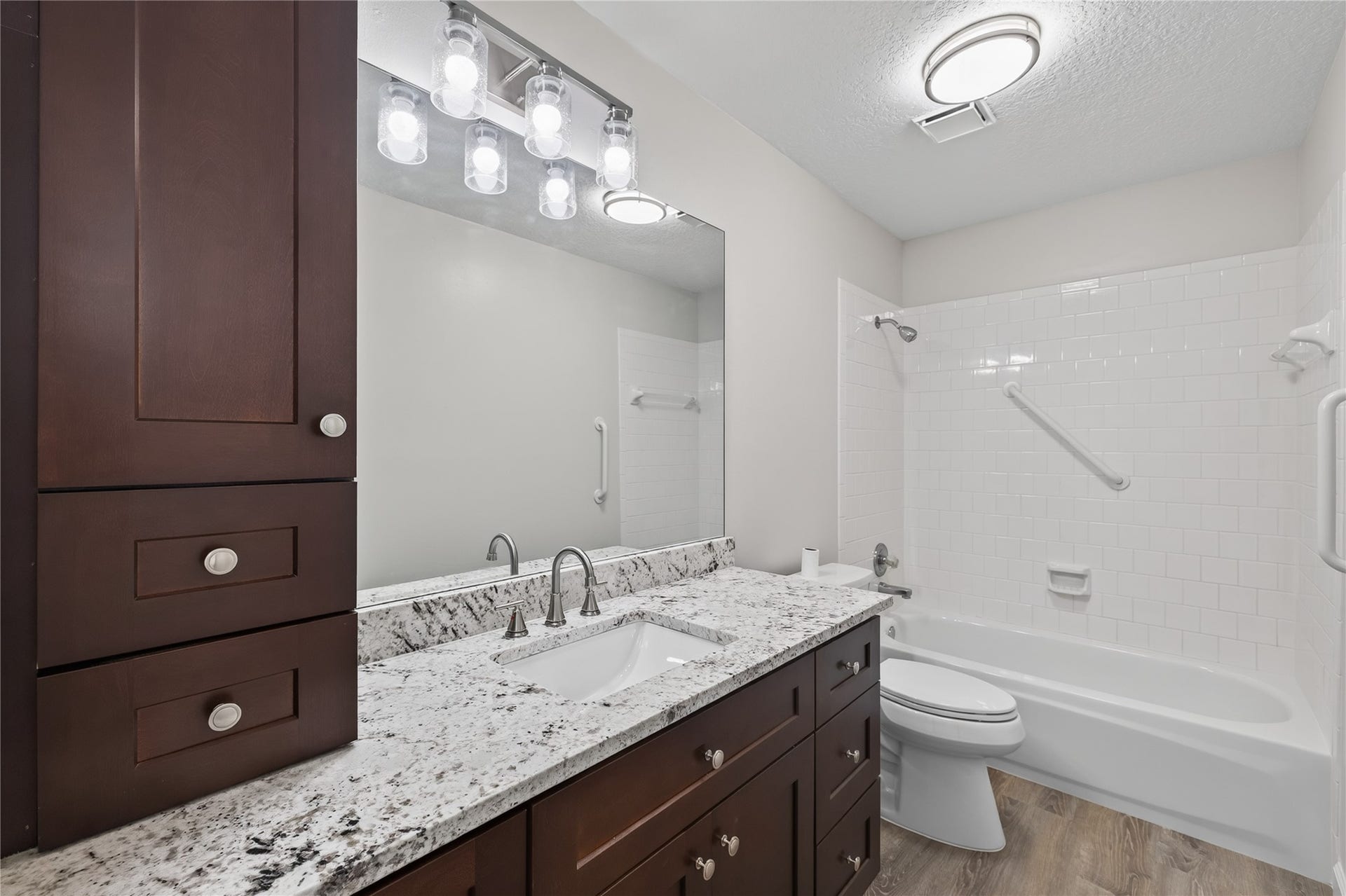 3413 Owens Drive, Dickinson, TX 77539 Maine bathroom