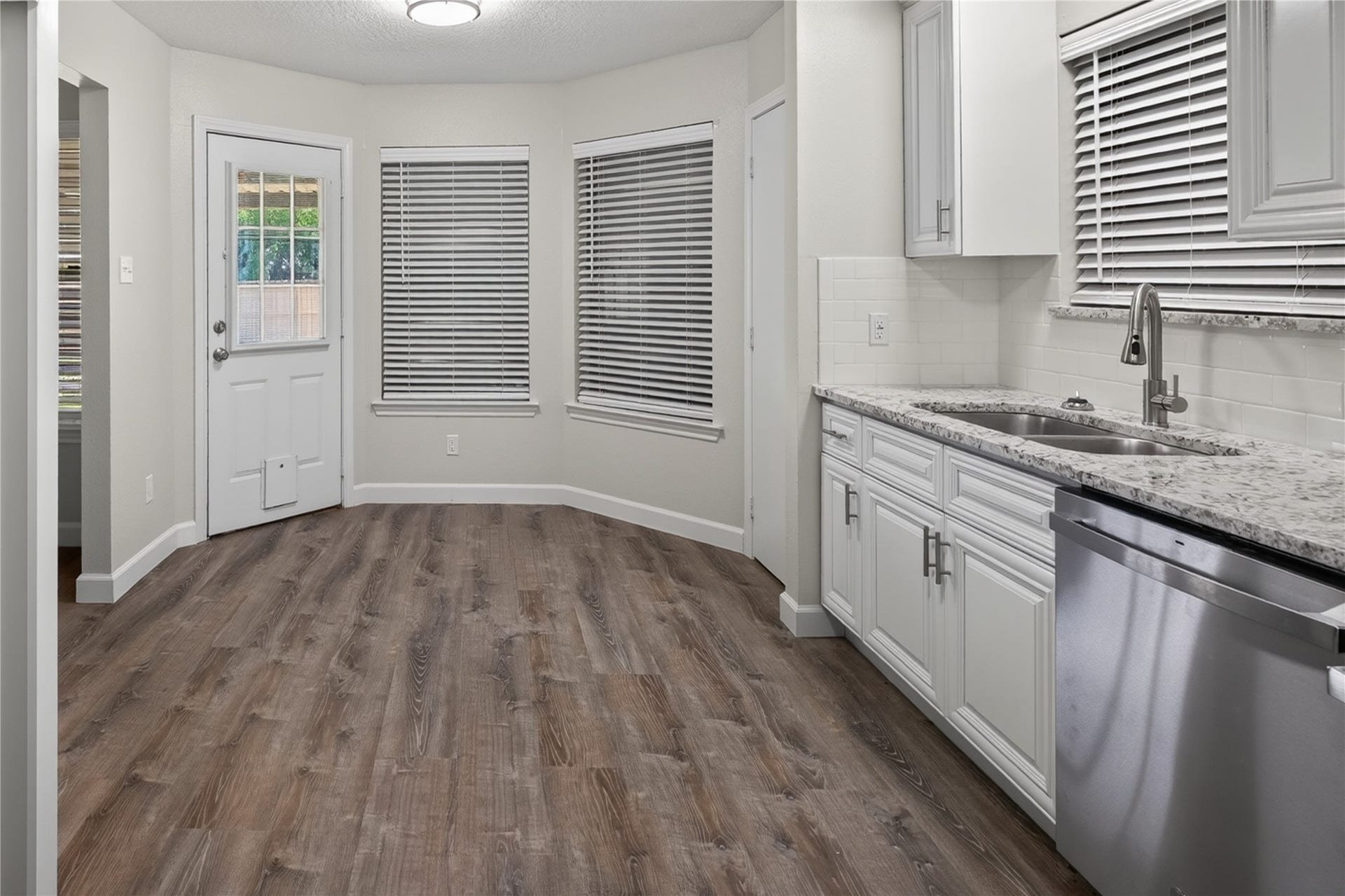 3413 Owens Drive, Dickinson, TX 77539 Darling breakfast area with Bay windows,To view the backyard